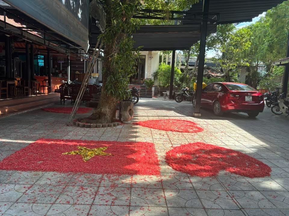 Hoa lộc vừng rụng đầy sân, dân Quảng Trị xếp hình vui mắt- Ảnh 5. Hoa lộc vừng rụng đầy sân, dân Quảng Trị xếp hình vui mắt- Ảnh 5.