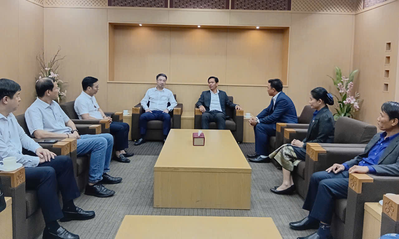 Anh Nguyễn Tường Lâm tham dự Gặp gỡ hữu nghị thanh thiếu nhi Việt Nam - Lào- Ảnh 2. Anh Nguyễn Tường Lâm tham dự Gặp gỡ hữu nghị thanh thiếu nhi Việt Nam - Lào- Ảnh 2.