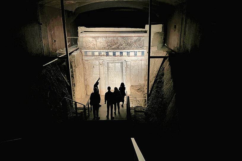 Phần mộ cổ đại vô danh hóa ra chứa hài cốt của phụ thân Alexander Đại Đế- Ảnh 1.