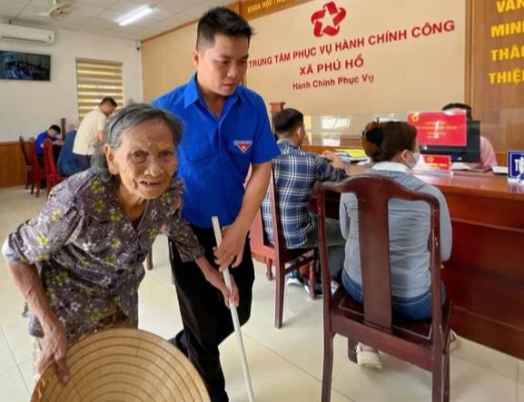Người trẻ Huế ‘hiểu địa bàn, vững công nghệ’ về xã, phường hỗ trợ người dân- Ảnh 2. Người trẻ Huế ‘hiểu địa bàn, vững công nghệ’ về xã, phường hỗ trợ người dân- Ảnh 2.