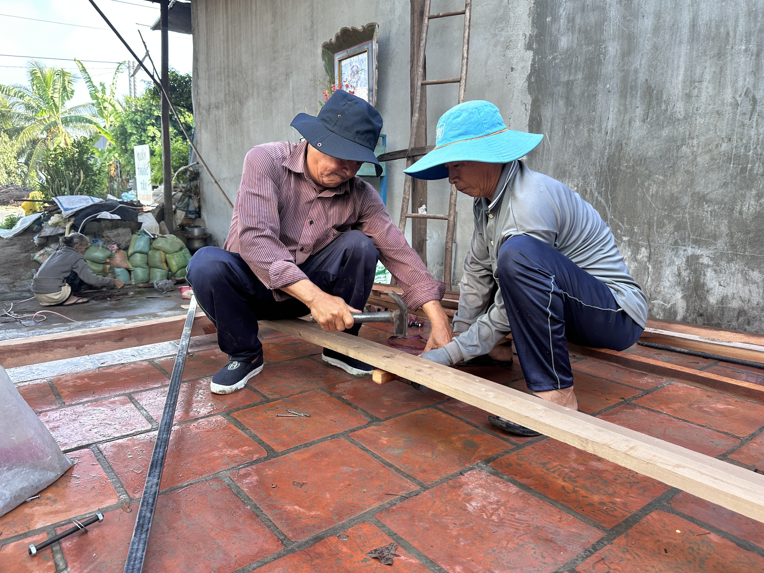 Những cụ ông đi xây tổ ấm cho người nghèo - Ảnh 2.