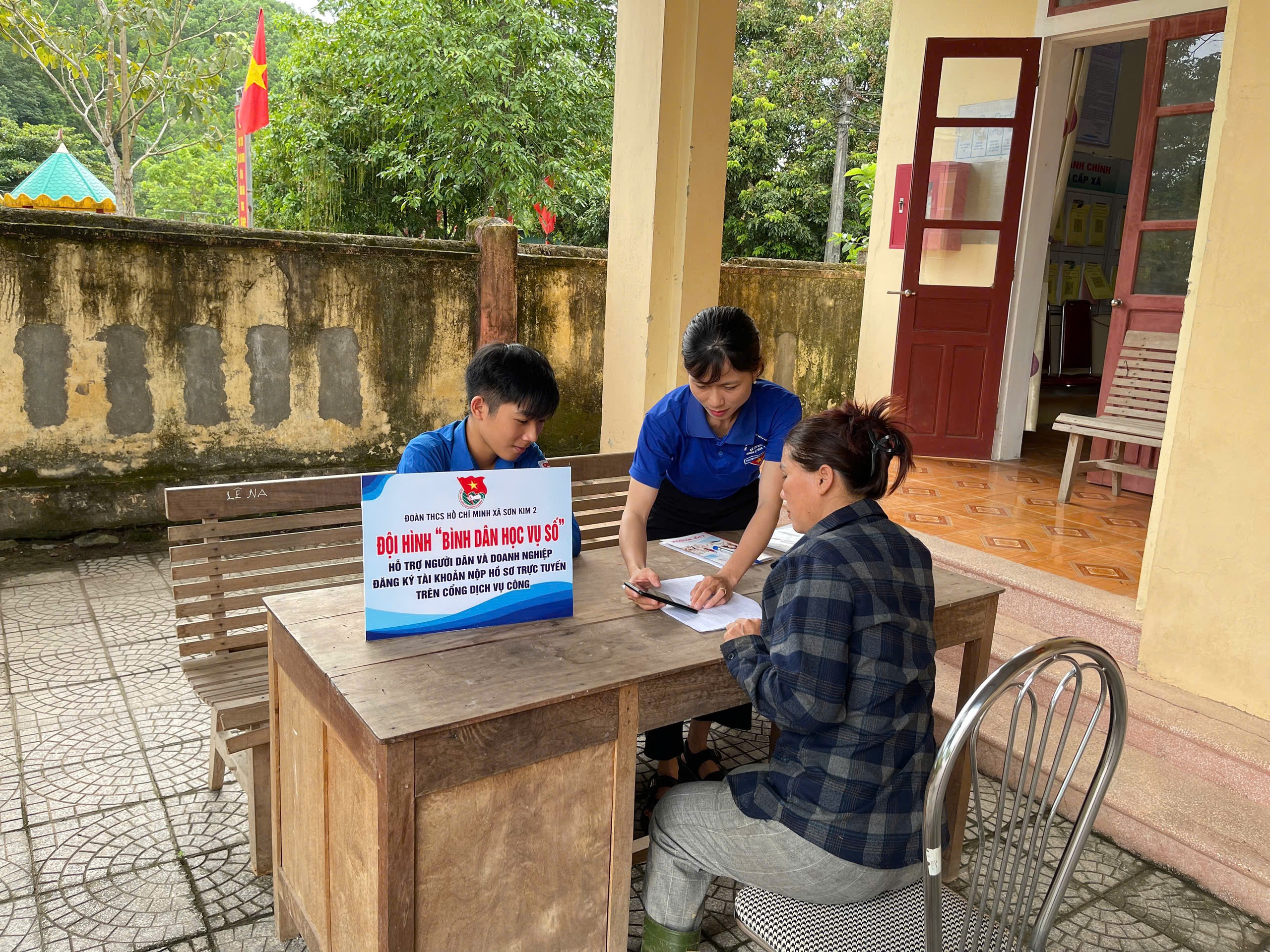 Giúp người dân vùng sâu, vùng xa làm quen với chính quyền số - Ảnh 2.