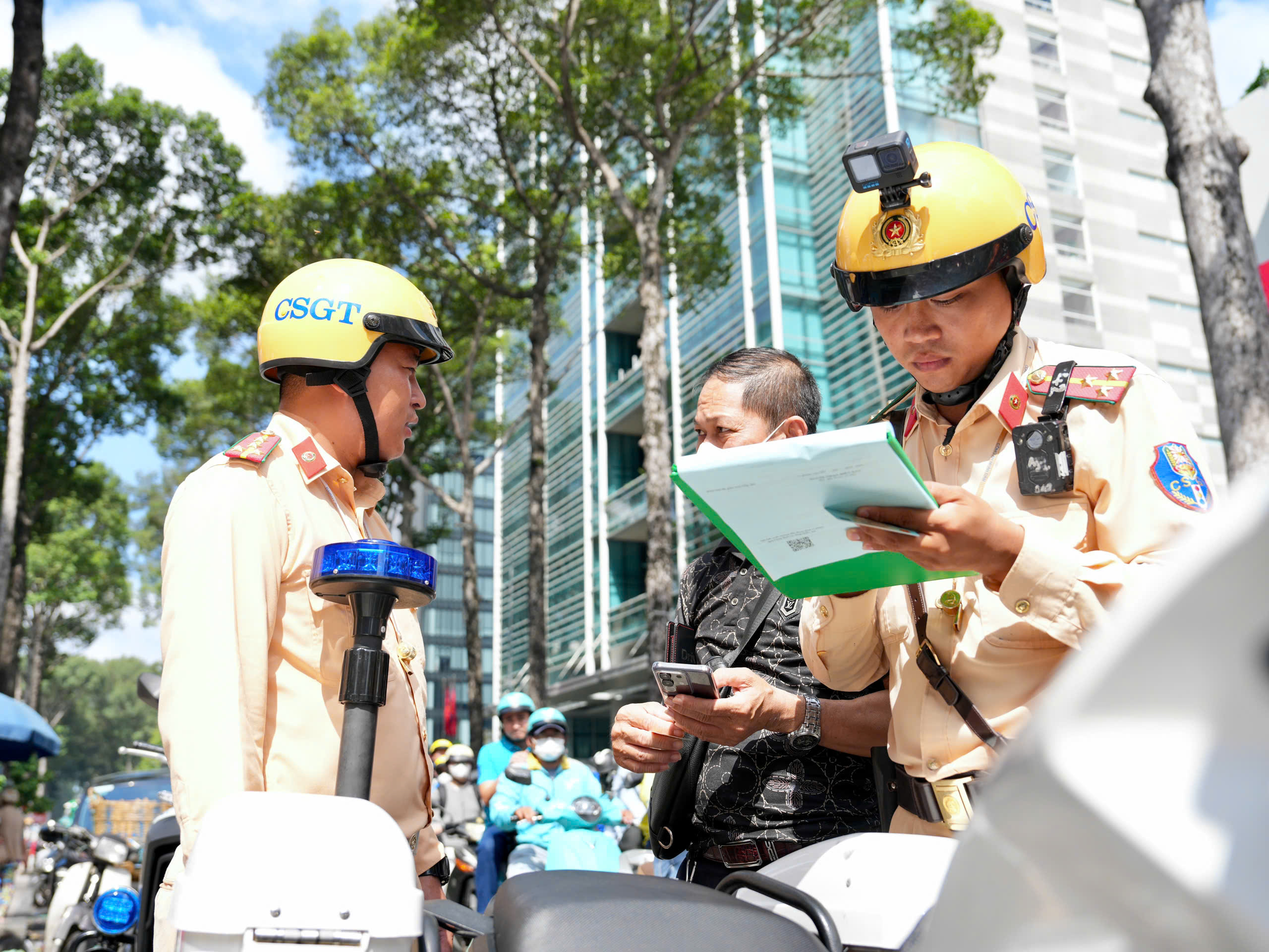Bị CSGT thổi phạt lỗi dừng đỗ, tài xế dở khóc dở cười vì quên mật khẩu VNeID Bị CSGT thổi phạt lỗi dừng đỗ, tài xế dở khóc dở cười vì quên mật khẩu VNeID