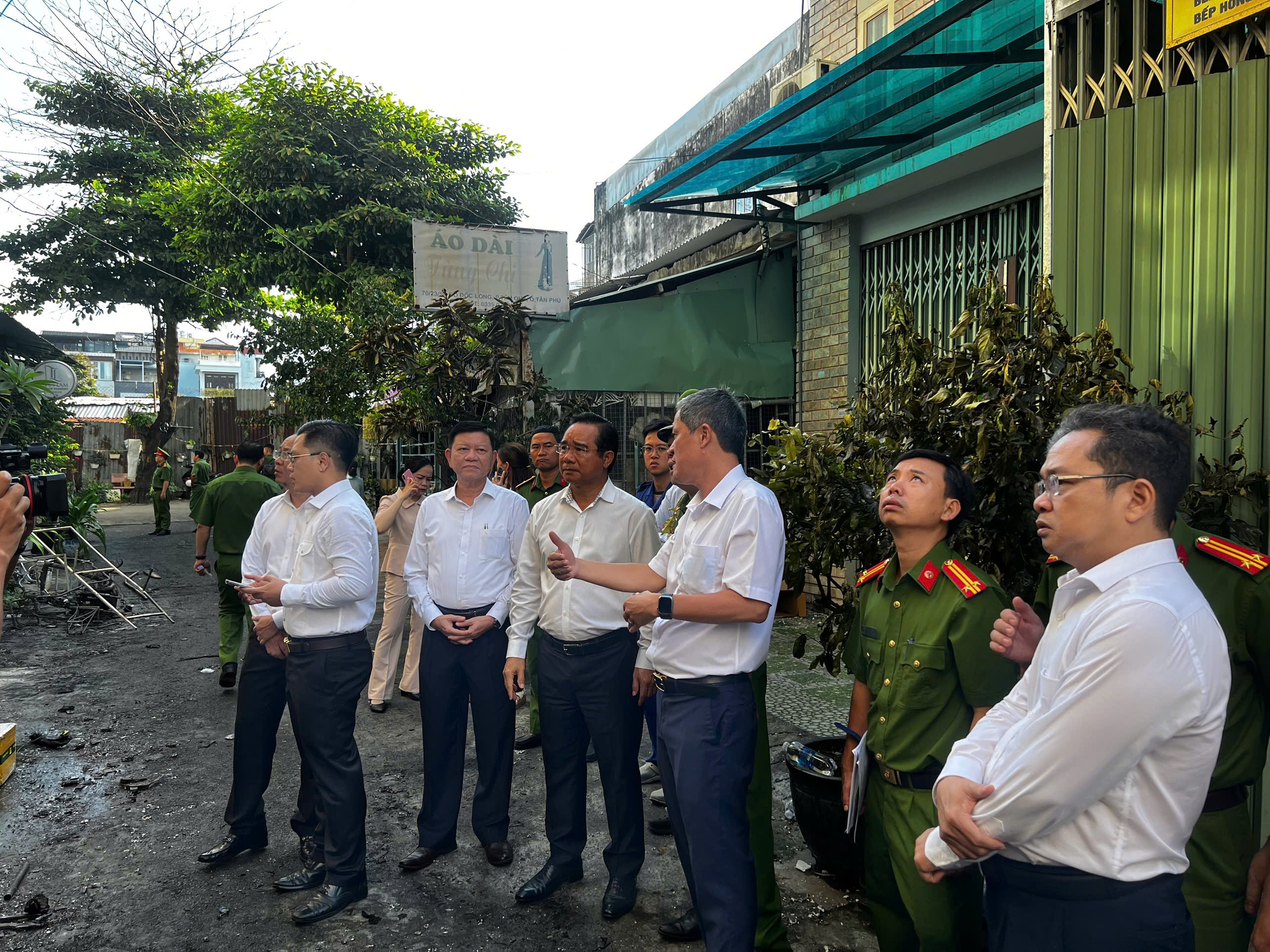 Chủ tịch UBND TP.HCM chỉ đạo khắc phục hậu quả vụ cháy 8 người tử vong - Ảnh 1.