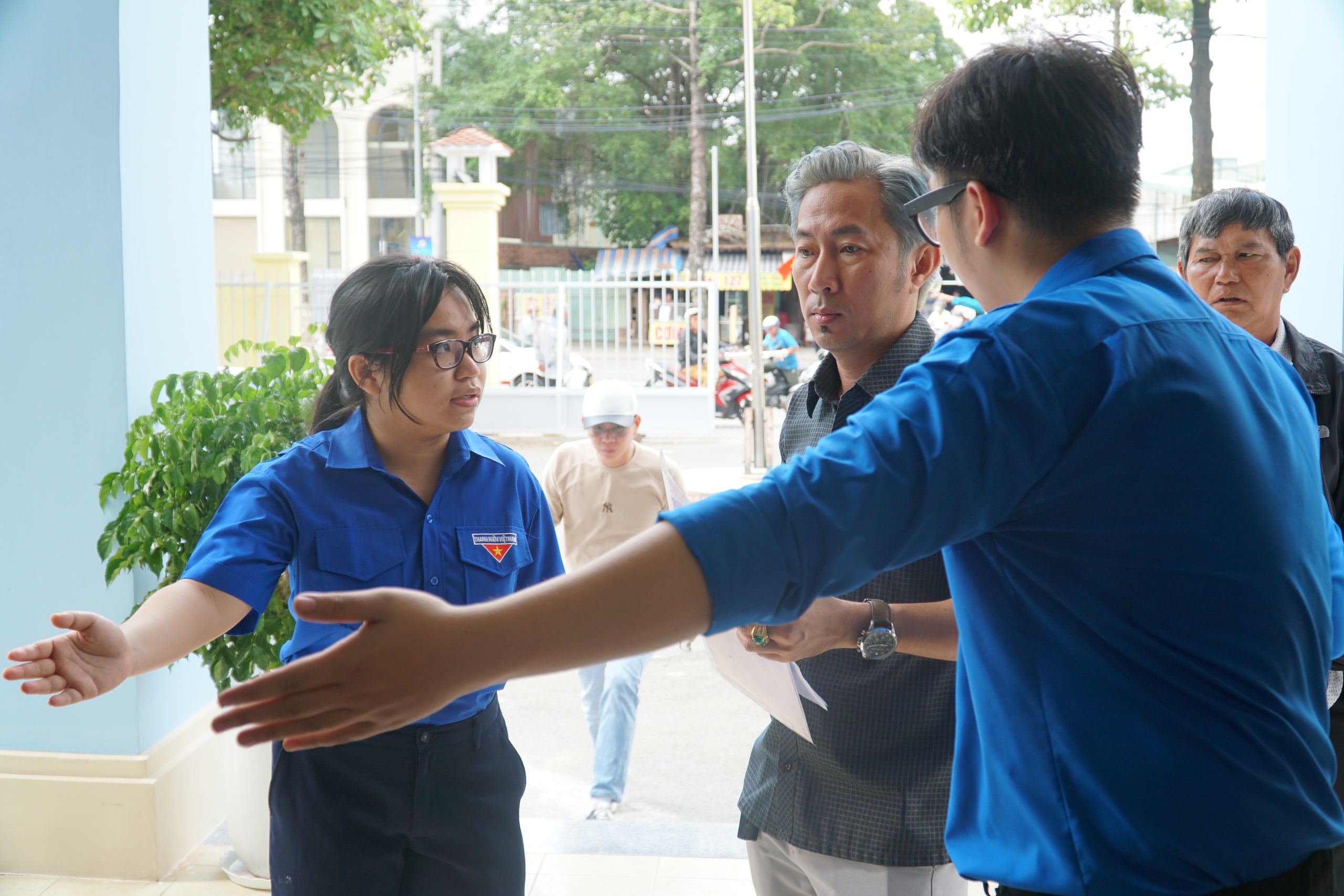 Người dân cám ơn đoàn viên sau khi làm xong thủ tục hành chính Người dân cám ơn đoàn viên sau khi làm xong thủ tục hành chính