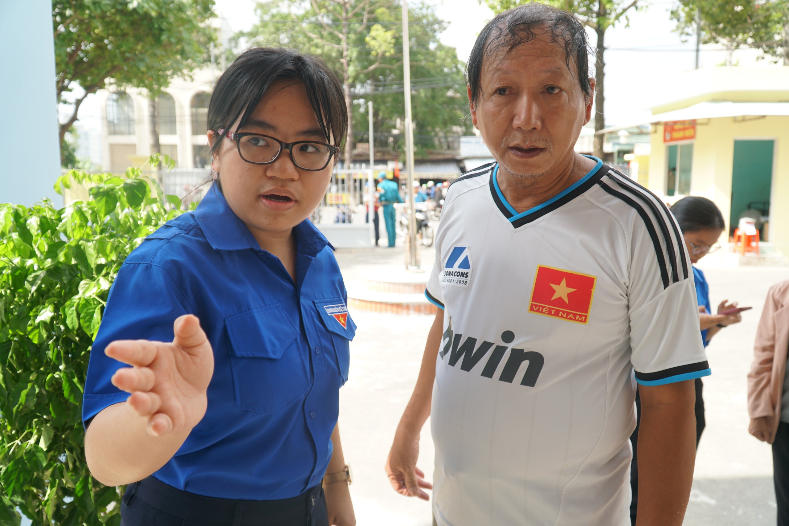 Đồng Nai: Người dân cám ơn đoàn viên sau khi làm xong thủ tục hành chính- Ảnh 3. Đồng Nai: Người dân cám ơn đoàn viên sau khi làm xong thủ tục hành chính- Ảnh 3.