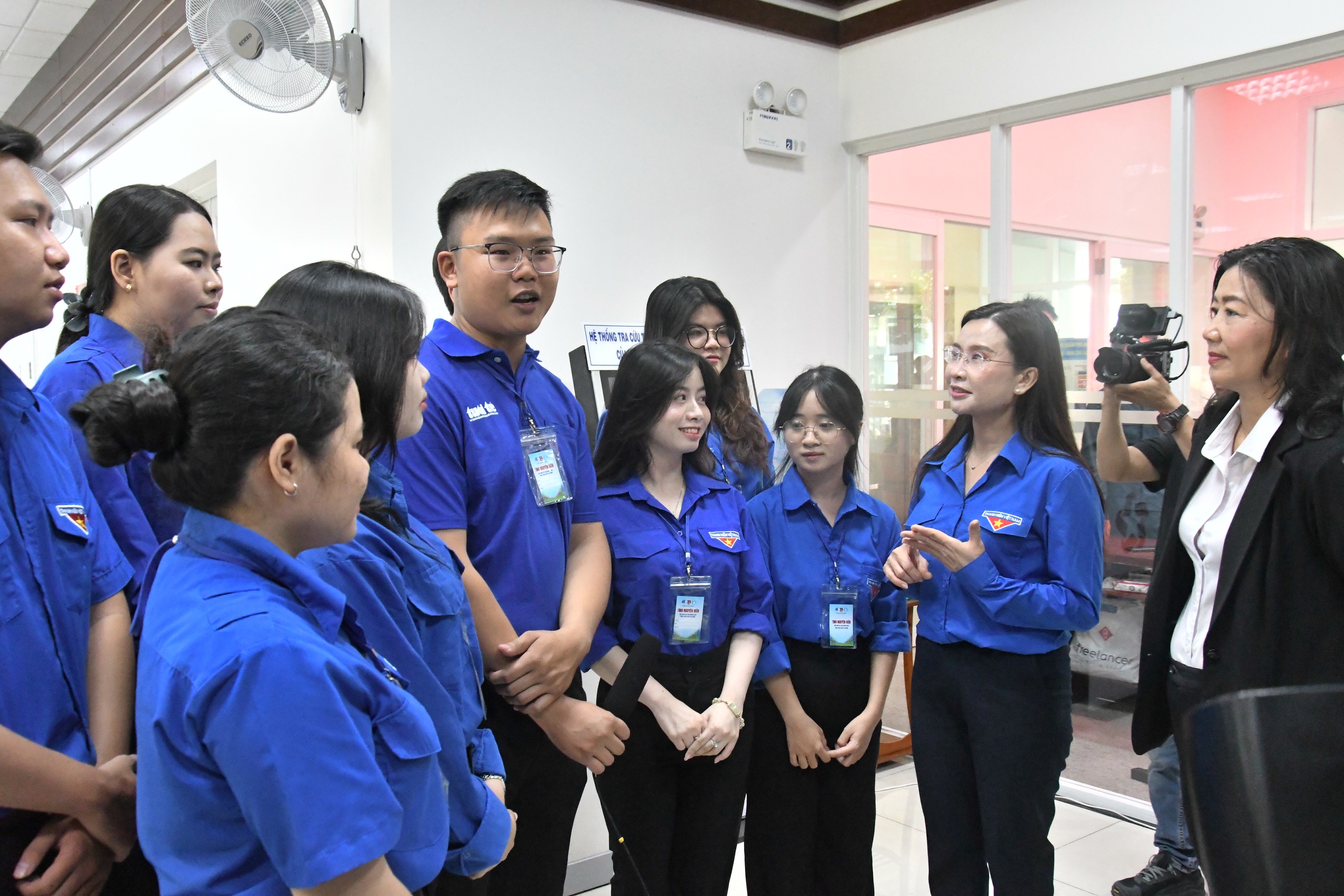 ‘Trực chiến’ 168 trung tâm hành chính công hỗ trợ vận hành chính quyền 2 cấp - Ảnh 2.