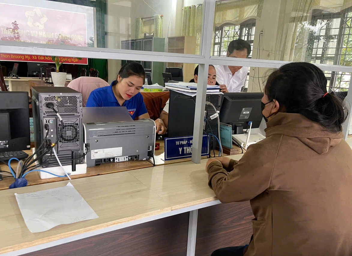 Thanh niên vùng biên giới hỗ trợ người dân làm thủ tục hành chính hiệu quả - Ảnh 3.