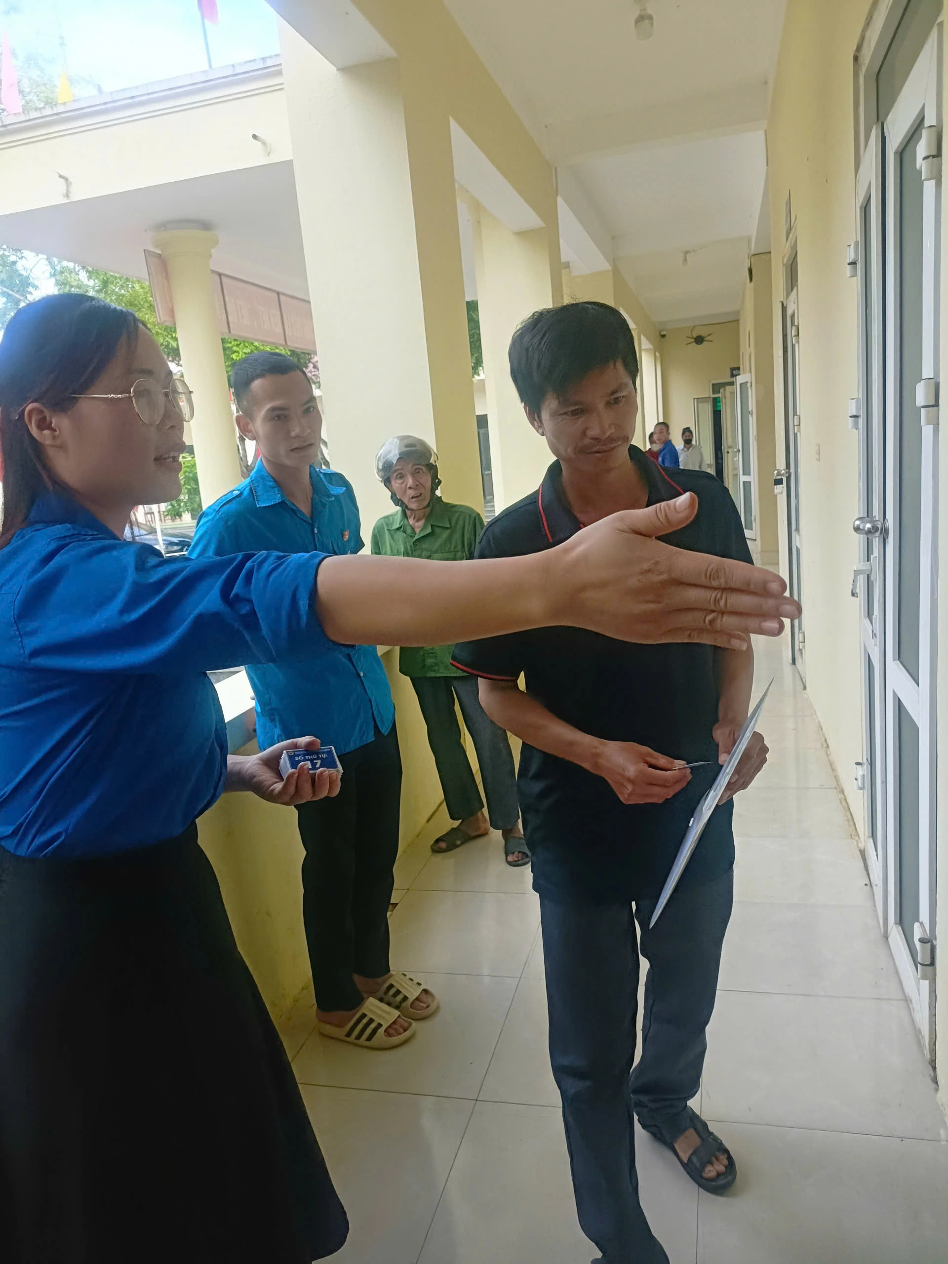 Áo xanh tình nguyện hỗ trợ người dân sử dụng dịch vụ công trực tuyến tại thanh hóa - Ảnh 9. Áo xanh tình nguyện hỗ trợ người dân sử dụng dịch vụ công trực tuyến tại thanh hóa - Ảnh 9.