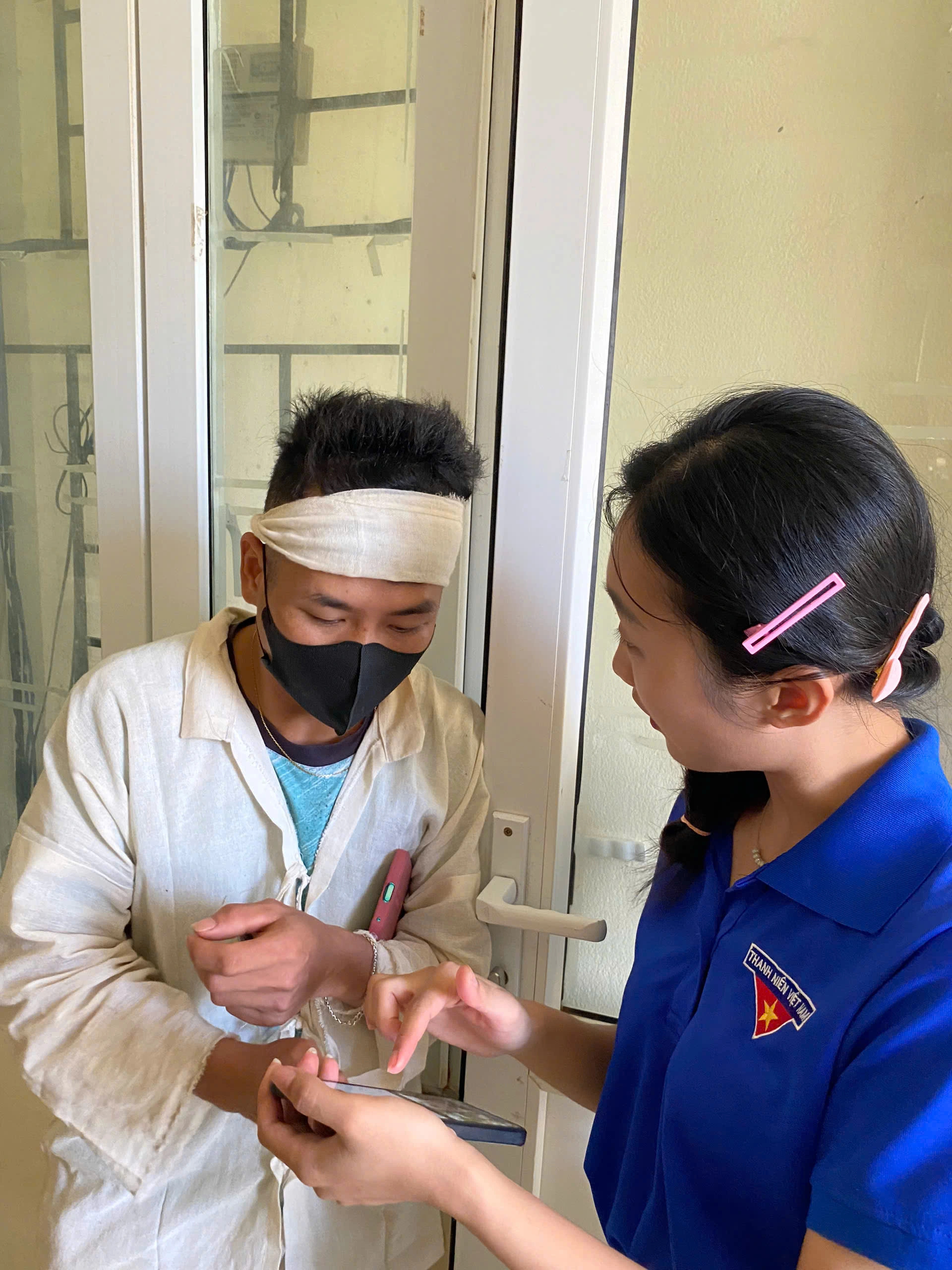 Áo xanh tình nguyện hỗ trợ người dân sử dụng dịch vụ công trực tuyến tại thanh hóa - Ảnh 7. Áo xanh tình nguyện hỗ trợ người dân sử dụng dịch vụ công trực tuyến tại thanh hóa - Ảnh 7.