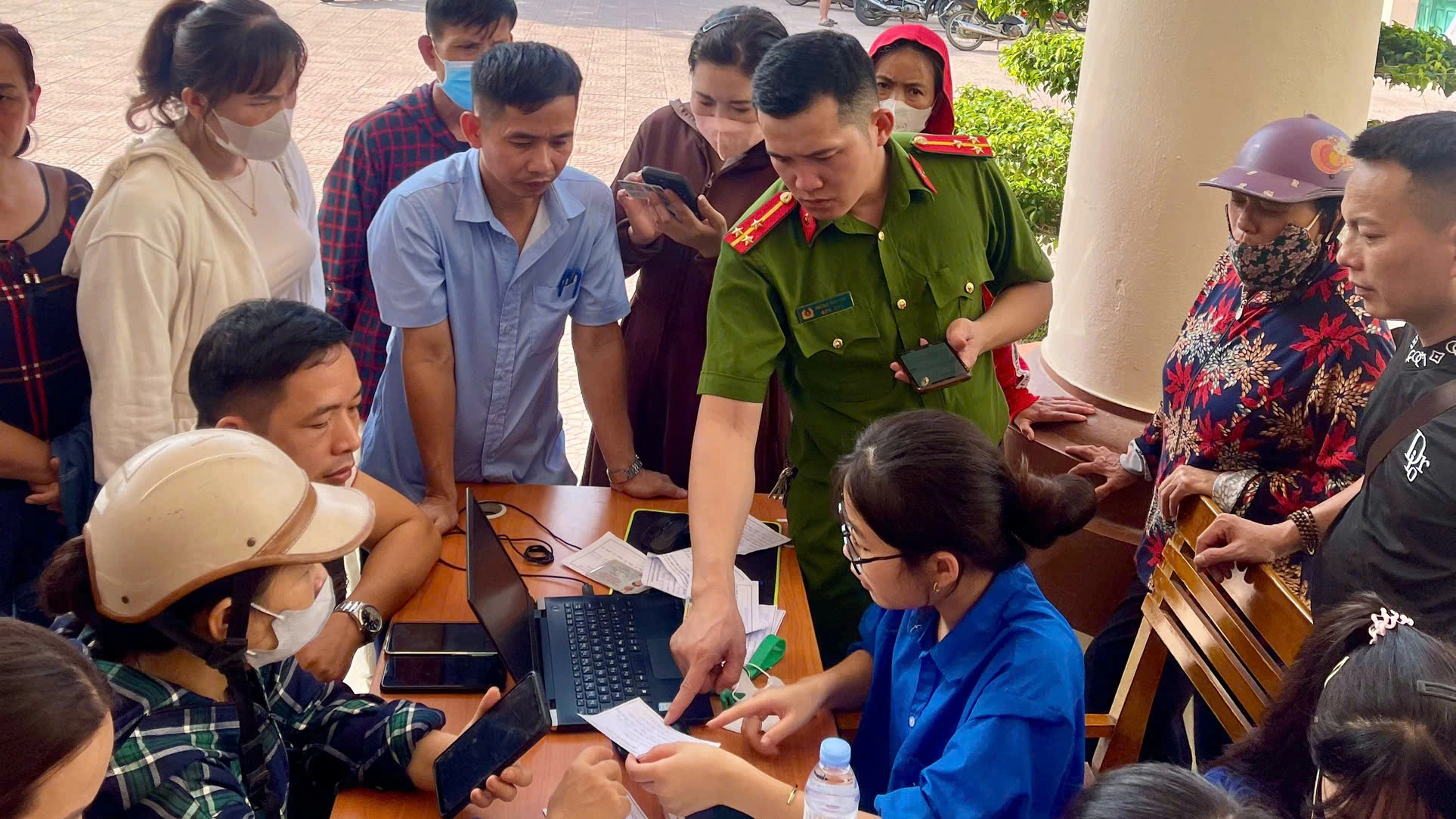 Áo xanh tình nguyện hỗ trợ người dân sử dụng dịch vụ công trực tuyến tại thanh hóa - Ảnh 6. Áo xanh tình nguyện hỗ trợ người dân sử dụng dịch vụ công trực tuyến tại thanh hóa - Ảnh 6.