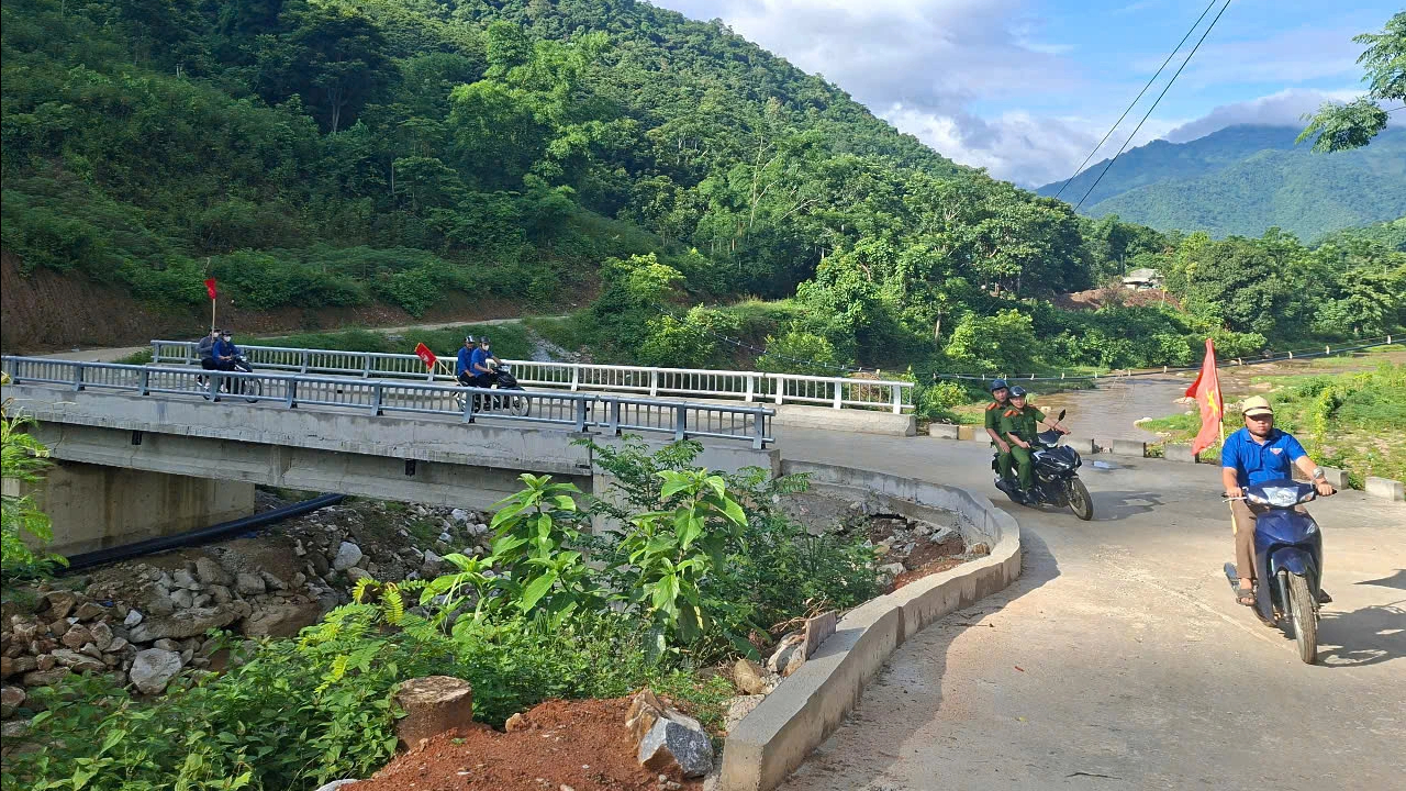 Hình ảnh thanh niên tình nguyện vượt 20 km đường rừng núi giúp người dân biên giới Hình ảnh thanh niên tình nguyện vượt 20 km đường rừng núi giúp người dân biên giới