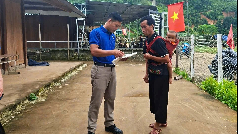 Hình ảnh thanh niên tình nguyện vượt 20 km đường rừng núi giúp người dân biên giới- Ảnh 3. Hình ảnh thanh niên tình nguyện vượt 20 km đường rừng núi giúp người dân biên giới- Ảnh 3.