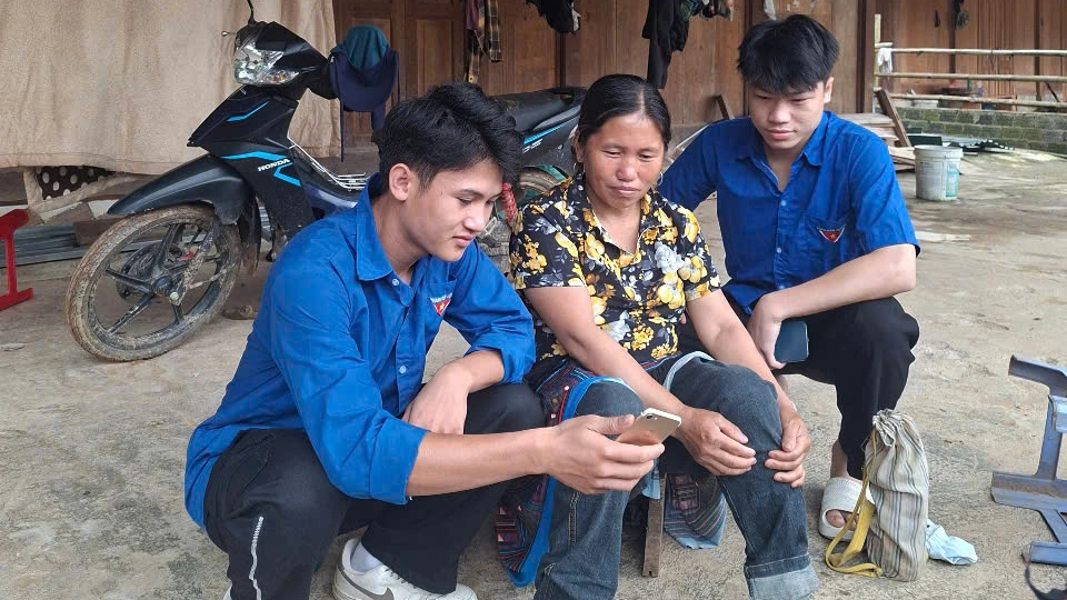 Hình ảnh thanh niên tình nguyện vượt 20 km đường rừng núi giúp người dân biên giới- Ảnh 5. Hình ảnh thanh niên tình nguyện vượt 20 km đường rừng núi giúp người dân biên giới- Ảnh 5.