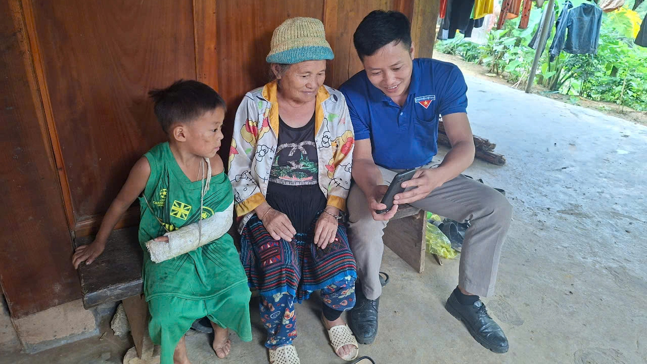 Hình ảnh thanh niên tình nguyện vượt 20 km đường rừng núi giúp người dân biên giới- Ảnh 7. Hình ảnh thanh niên tình nguyện vượt 20 km đường rừng núi giúp người dân biên giới- Ảnh 7.