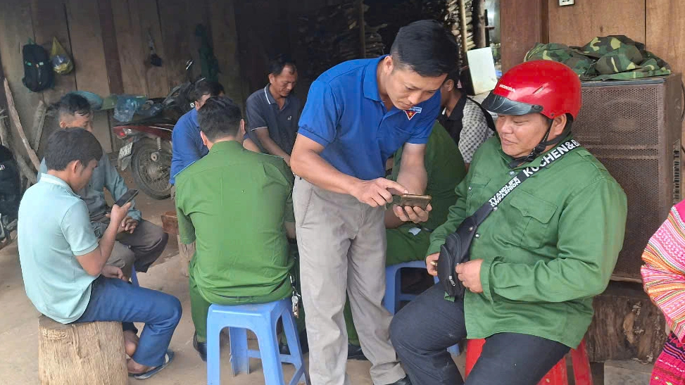 Hình ảnh thanh niên tình nguyện vượt 20 km đường rừng núi giúp người dân biên giới- Ảnh 8. Hình ảnh thanh niên tình nguyện vượt 20 km đường rừng núi giúp người dân biên giới- Ảnh 8.