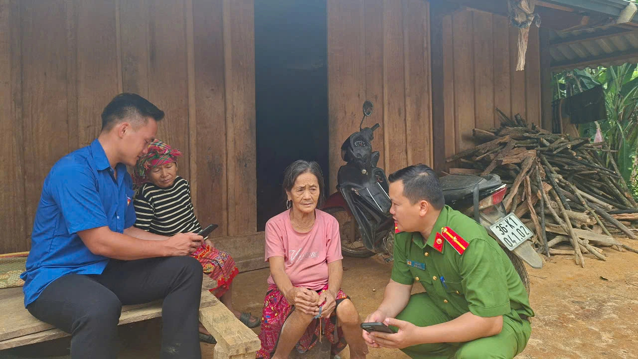 Hình ảnh thanh niên tình nguyện vượt 20 km đường rừng núi giúp người dân biên giới- Ảnh 2. Hình ảnh thanh niên tình nguyện vượt 20 km đường rừng núi giúp người dân biên giới- Ảnh 2.