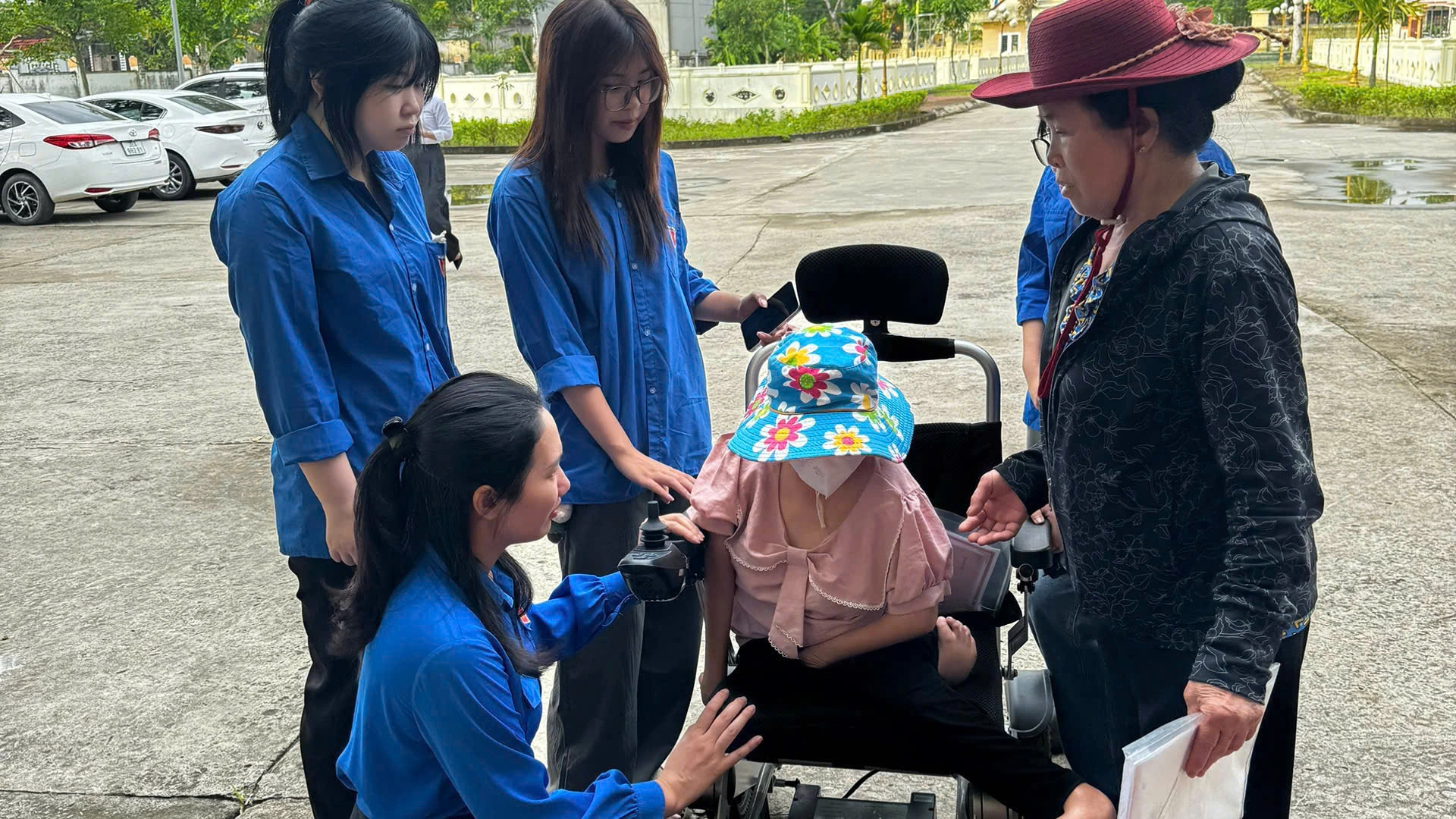 Áo xanh tình nguyện hỗ trợ người dân sử dụng dịch vụ công trực tuyến tại thanh hóa - Ảnh 2. Áo xanh tình nguyện hỗ trợ người dân sử dụng dịch vụ công trực tuyến tại thanh hóa - Ảnh 2.