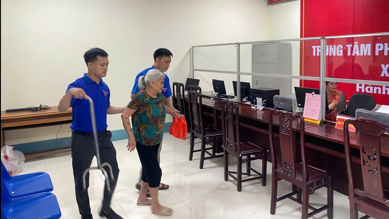 Áo xanh tình nguyện hỗ trợ người dân sử dụng dịch vụ công trực tuyến tại thanh hóa - Ảnh 4. Áo xanh tình nguyện hỗ trợ người dân sử dụng dịch vụ công trực tuyến tại thanh hóa - Ảnh 4.