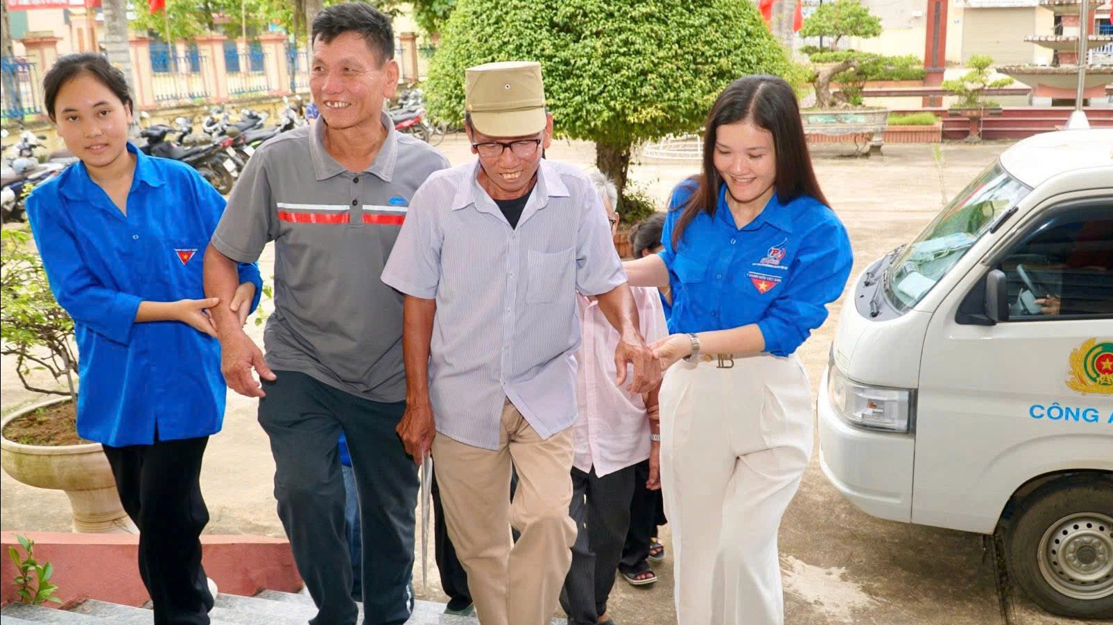 Áo xanh tình nguyện hỗ trợ người dân sử dụng dịch vụ công trực tuyến tại thanh hóa - Ảnh 3. Áo xanh tình nguyện hỗ trợ người dân sử dụng dịch vụ công trực tuyến tại thanh hóa - Ảnh 3.