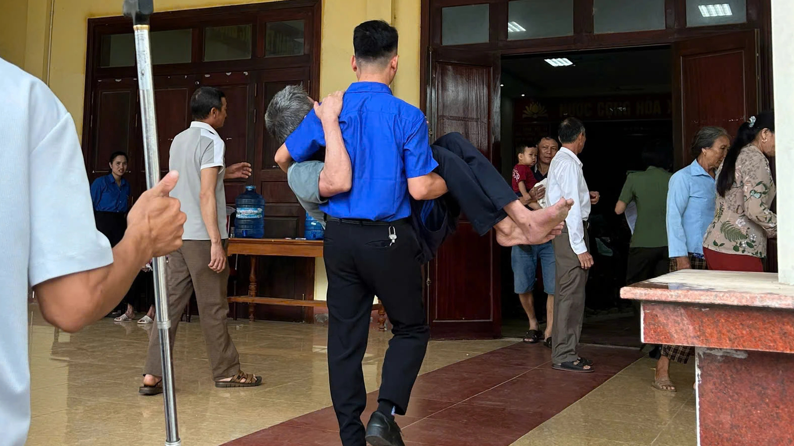 Áo xanh tình nguyện hỗ trợ người dân sử dụng dịch vụ công trực tuyến tại thanh hóa - Ảnh 5. Áo xanh tình nguyện hỗ trợ người dân sử dụng dịch vụ công trực tuyến tại thanh hóa - Ảnh 5.