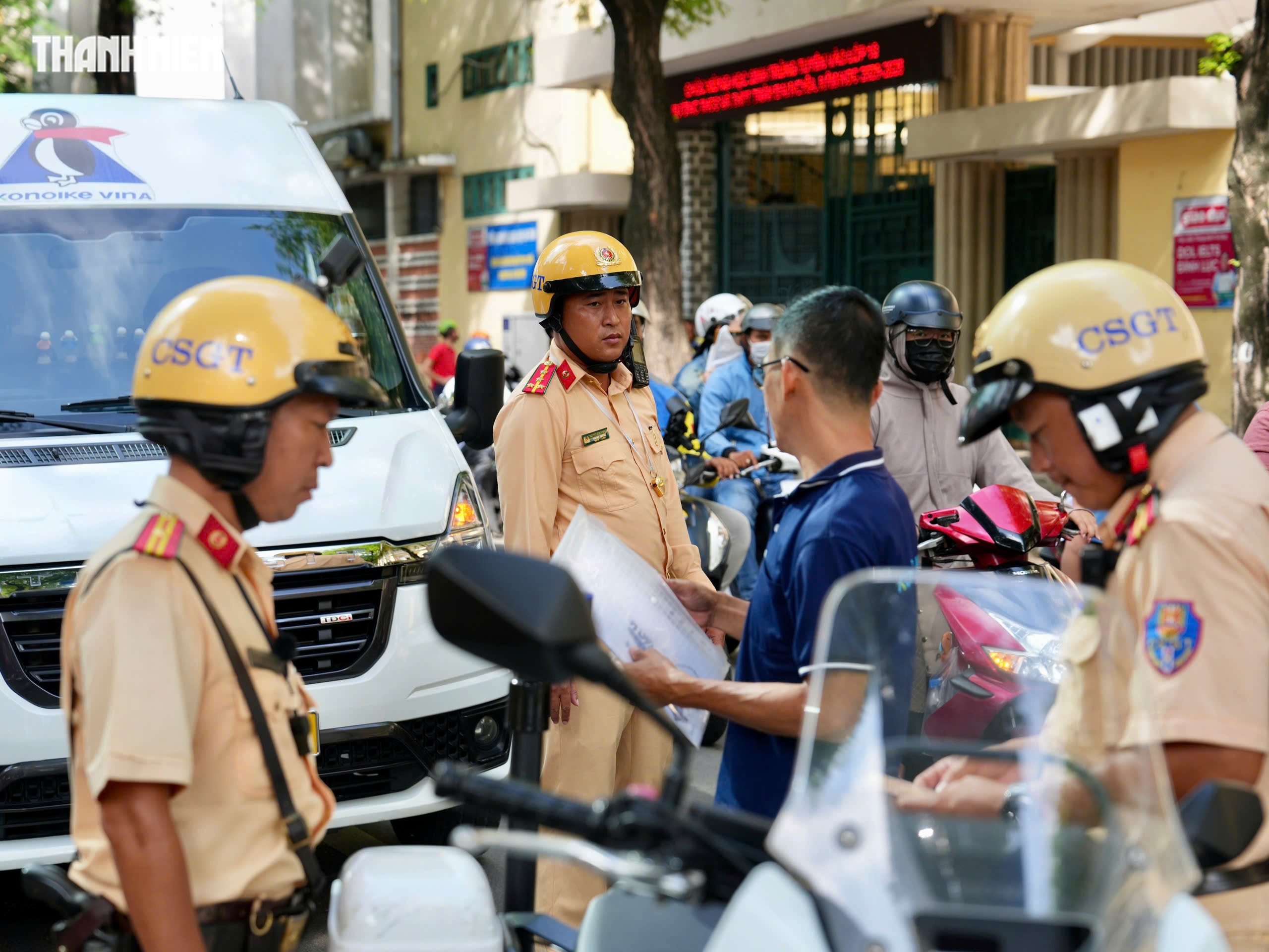 Bị CSGT thổi phạt, tài xế ‘khóc ròng’ vì quên mật khẩu VNeID, không trình được GPLX Bị CSGT thổi phạt, tài xế ‘khóc ròng’ vì quên mật khẩu VNeID, không trình được GPLX