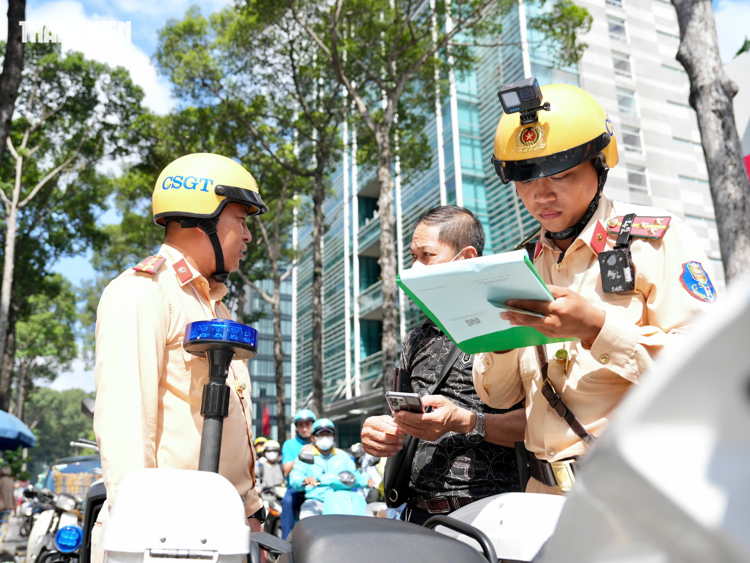 Bị CSGT thổi phạt, tài xế 'khóc ròng' vì quên mật khẩu VNeID, không mở được GPLX - Ảnh 7.