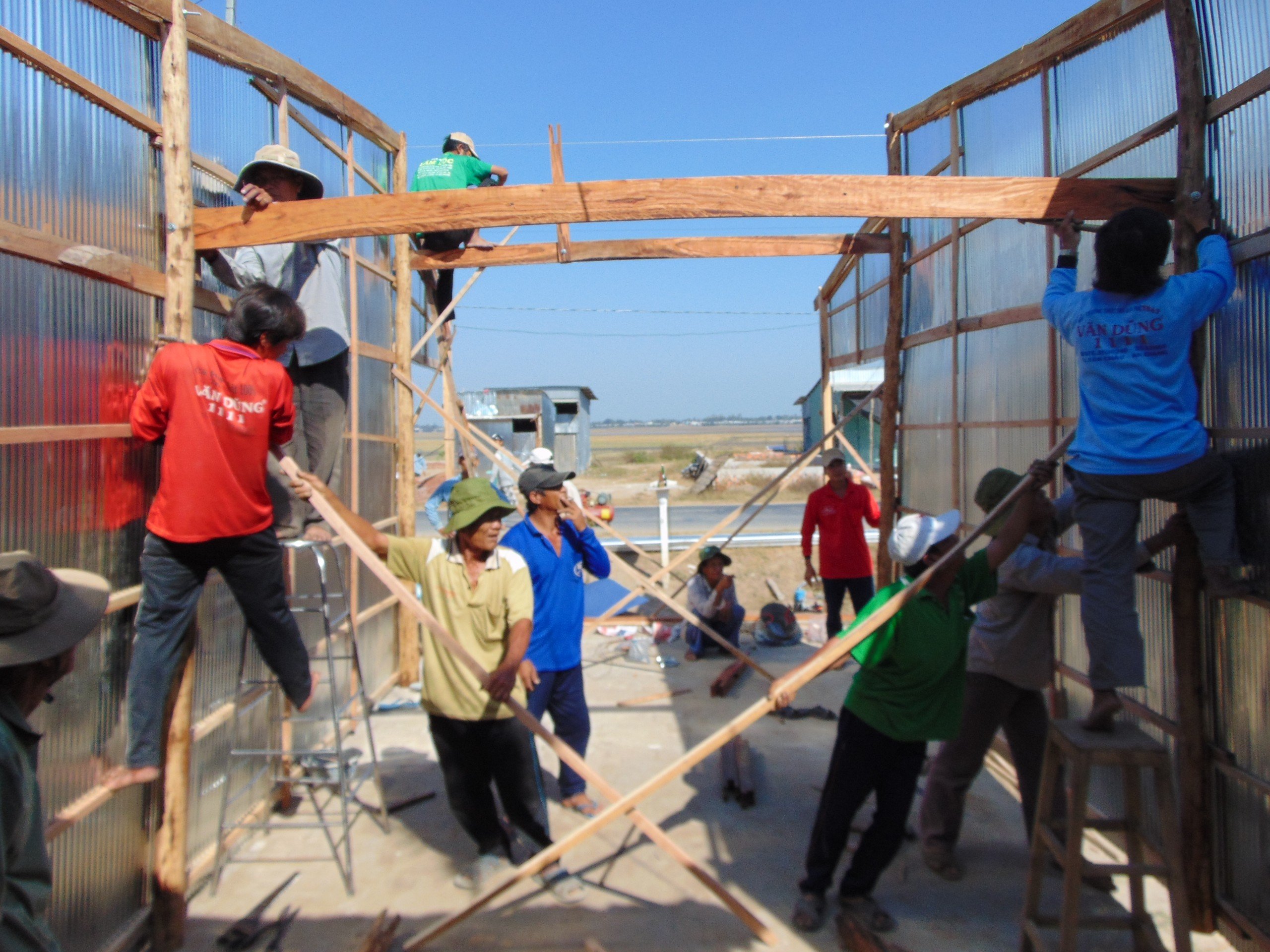 Những cụ ông đi xây tổ ấm cho người nghèo - Ảnh 4.