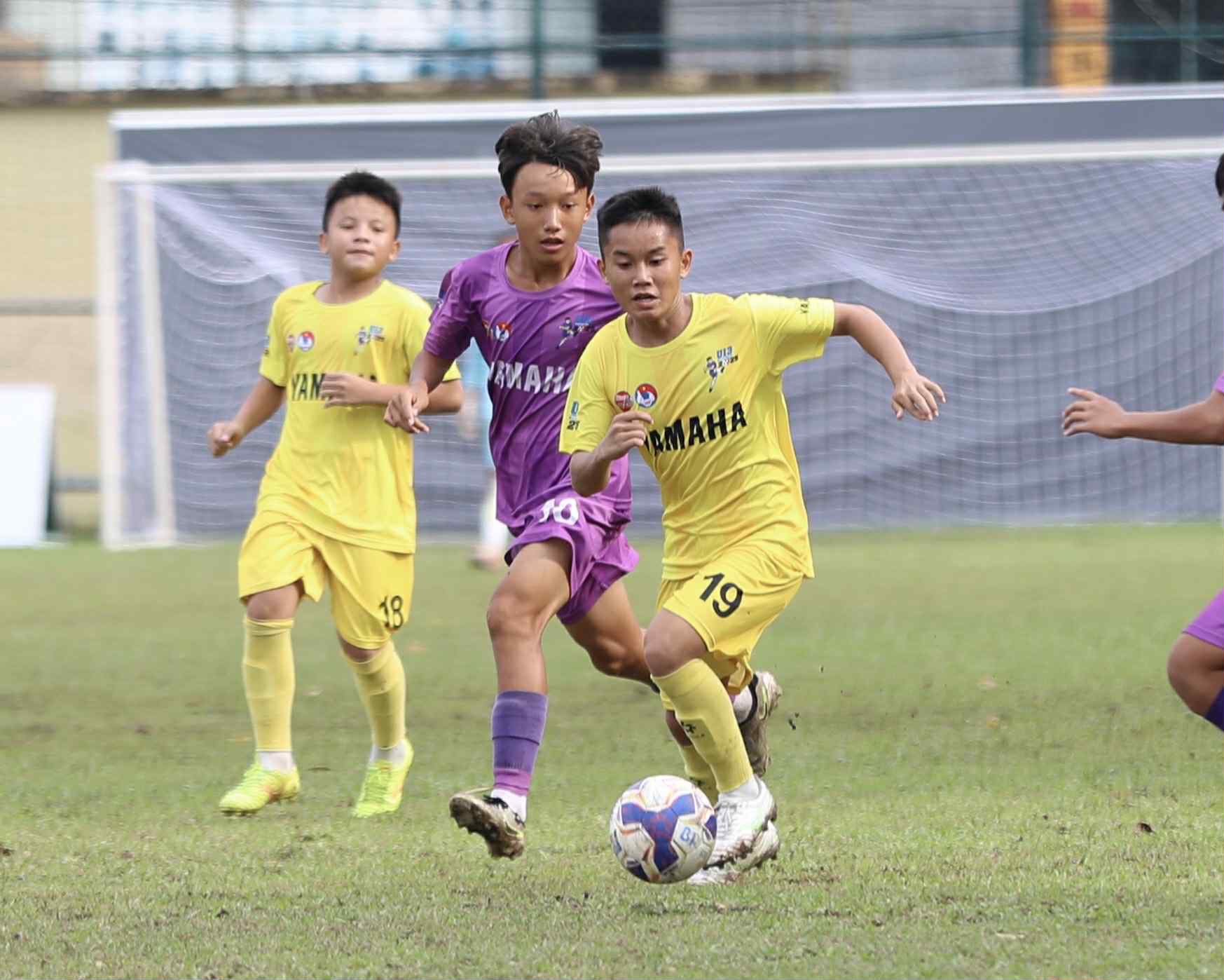 Визначення 8 команд, які виходять до чвертьфіналу національного турніру U13 - Фото 2. Xác định 8 đội bóng vào vòng tứ kết giải U.13 toàn quốc- Ảnh 2.