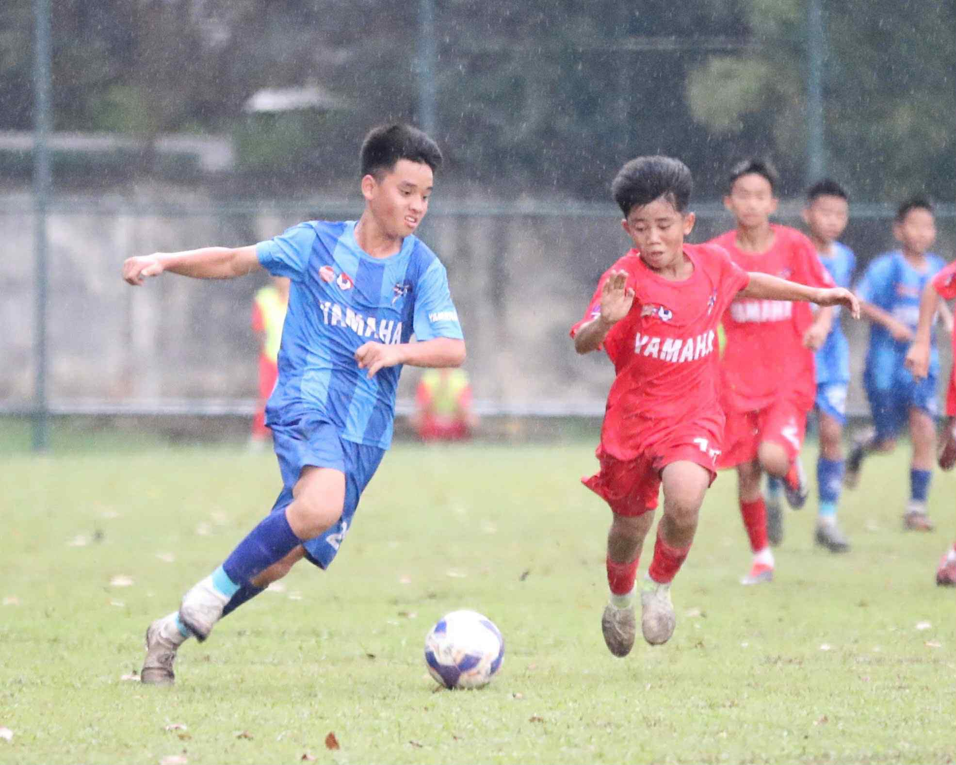 Визначення 8 команд, які виходять до чвертьфіналу національного турніру U13 - Фото 4. Xác định 8 đội bóng vào vòng tứ kết giải U.13 toàn quốc- Ảnh 4.
