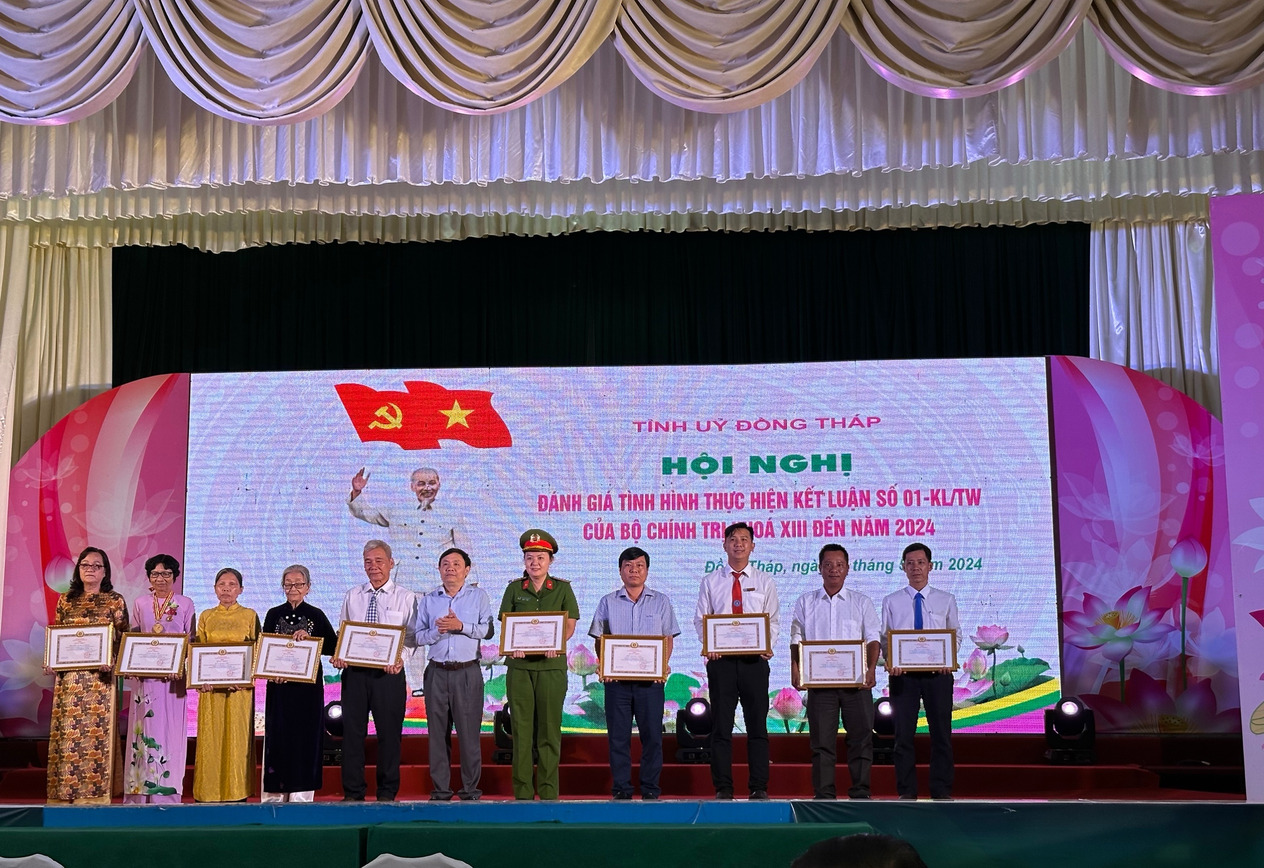 Những cụ ông đi xây tổ ấm cho người nghèo - Ảnh 7.