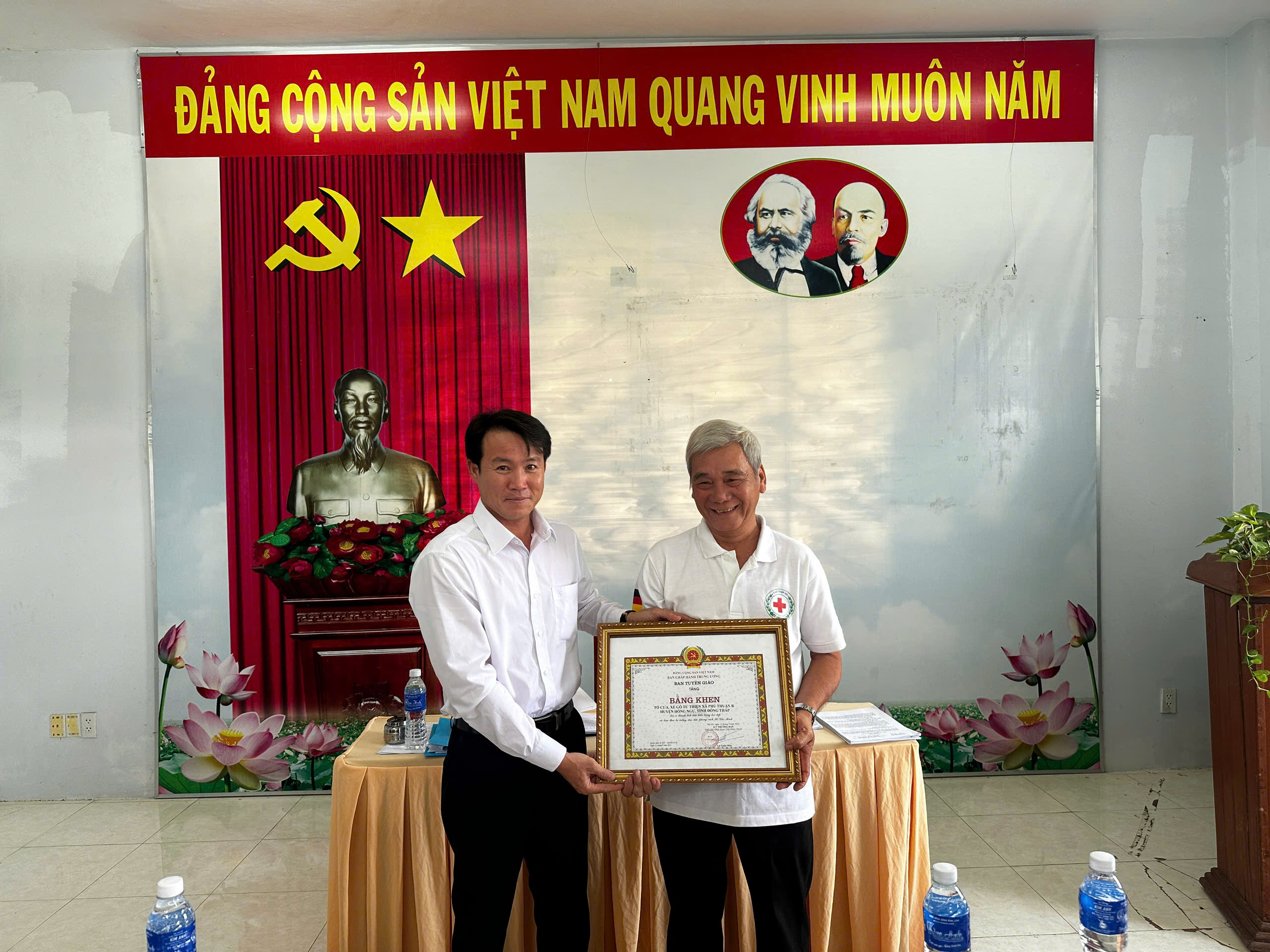 Những cụ ông đi xây tổ ấm cho người nghèo - Ảnh 6.