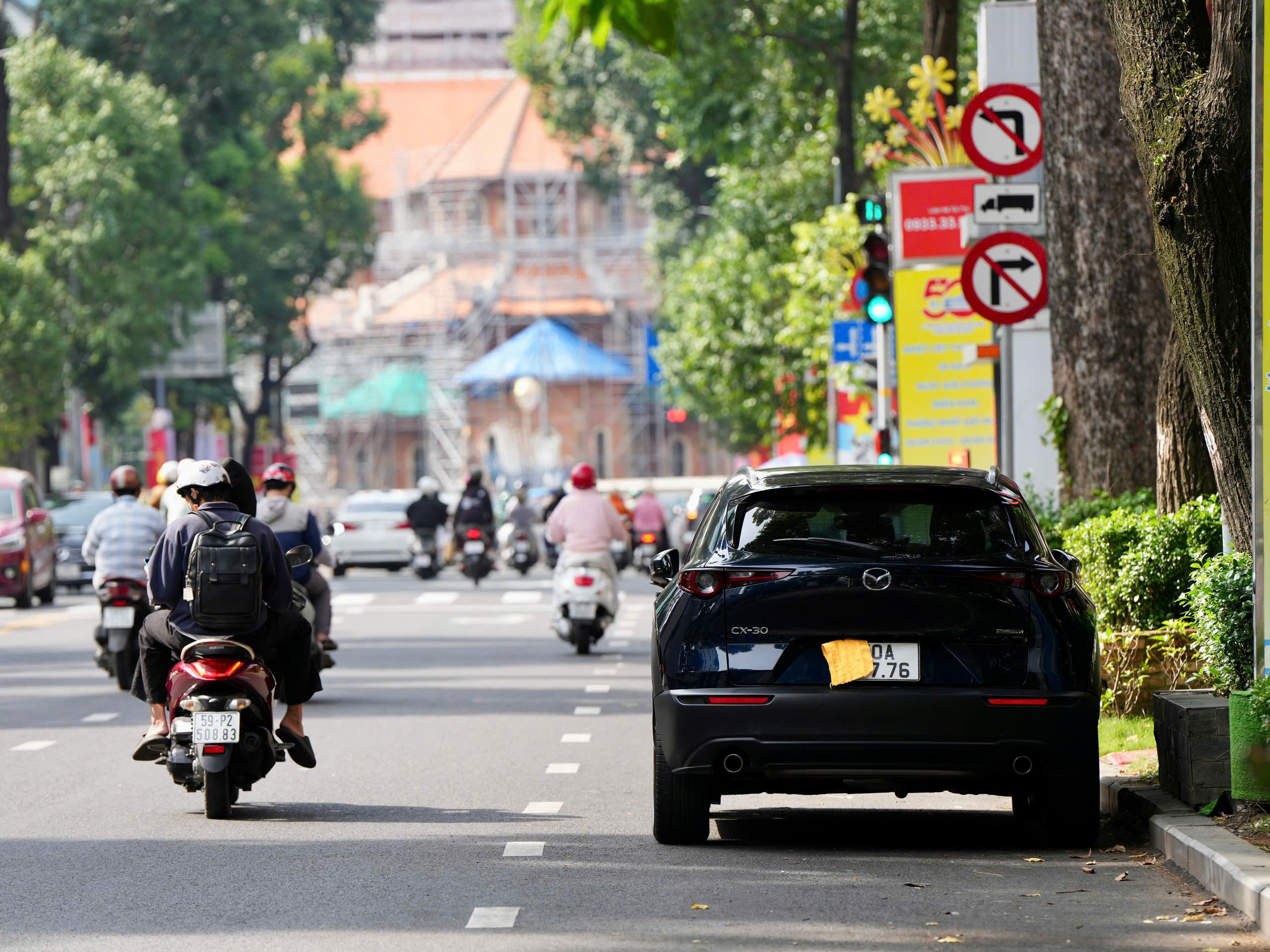 Quán cà phê che biển số ô tô đỗ sai ‘né’ CSGT, tài xế vẫn bị phạt - Ảnh 2. Quán cà phê che biển số ô tô đỗ sai ‘né’ CSGT, tài xế vẫn bị phạt - Ảnh 2.