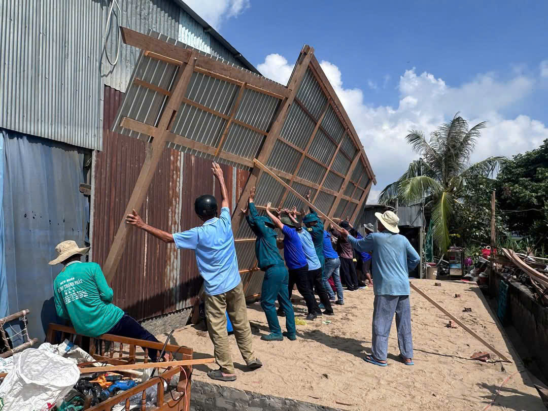 Những cụ ông đi xây tổ ấm cho người nghèo - Ảnh 1.