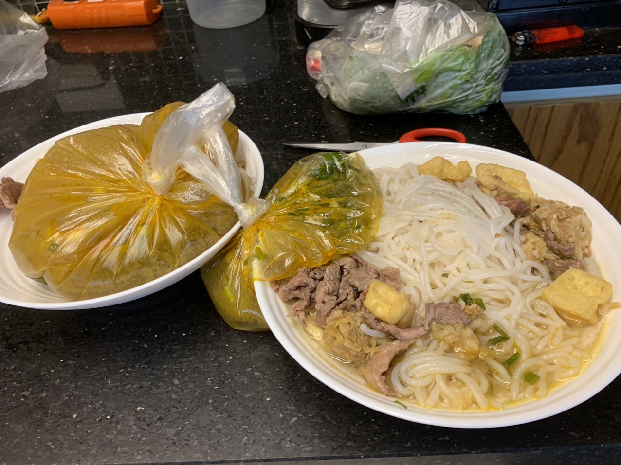 Dùng túi nilon đựng thức ăn nóng bốc khói, độc hại đến mức nào? - Ảnh 2.