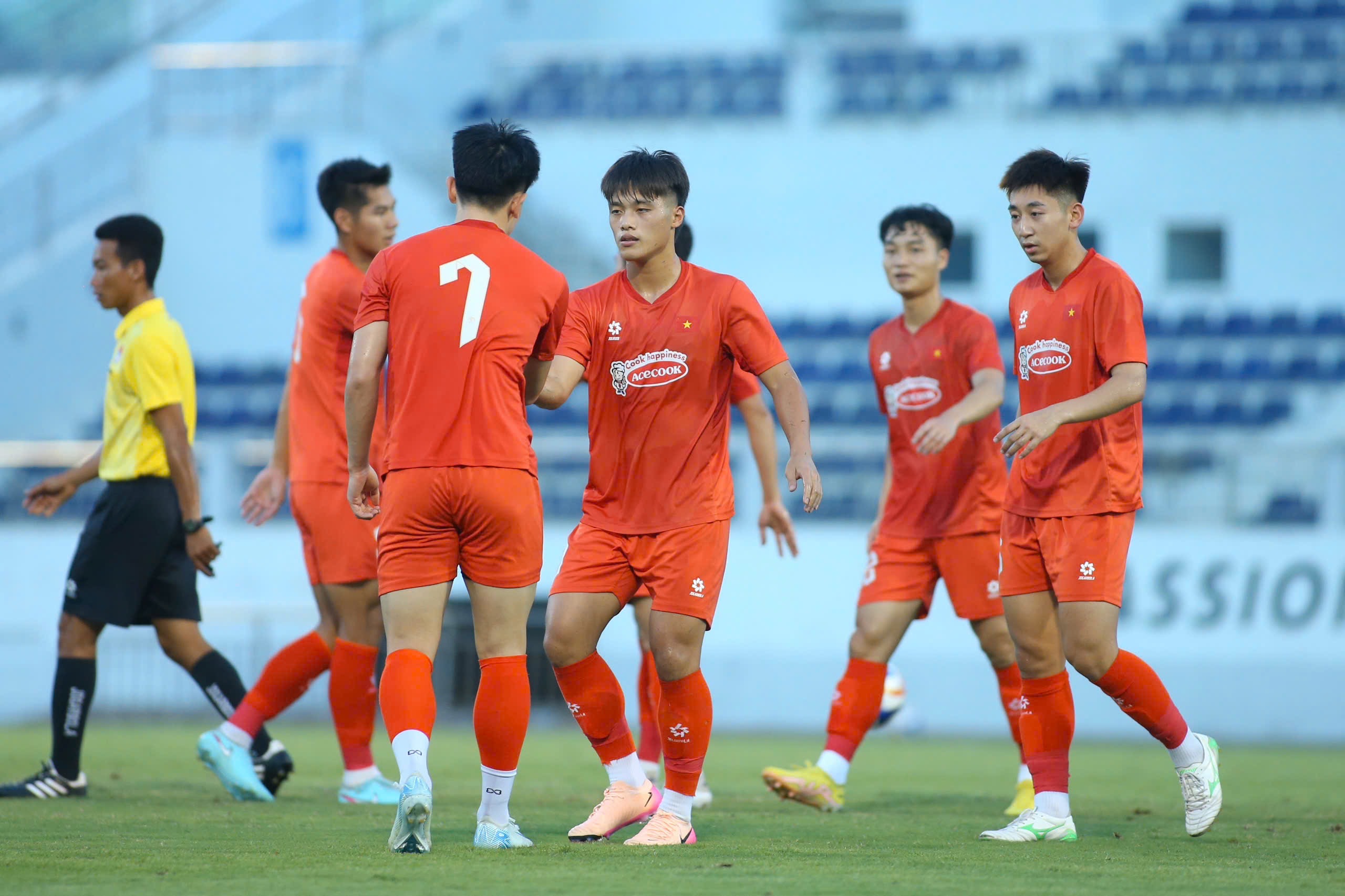 U23-lagets anfallsspel är på väg att förändras tack vare tränare Kims transformerande talang: Tronen väntar… - Foto 2. Hàng công U.23 Việt Nam sắp lột xác nhờ tài biến hóa của thầy Kim: Ngôi vương chờ đợi…- Ảnh 2.