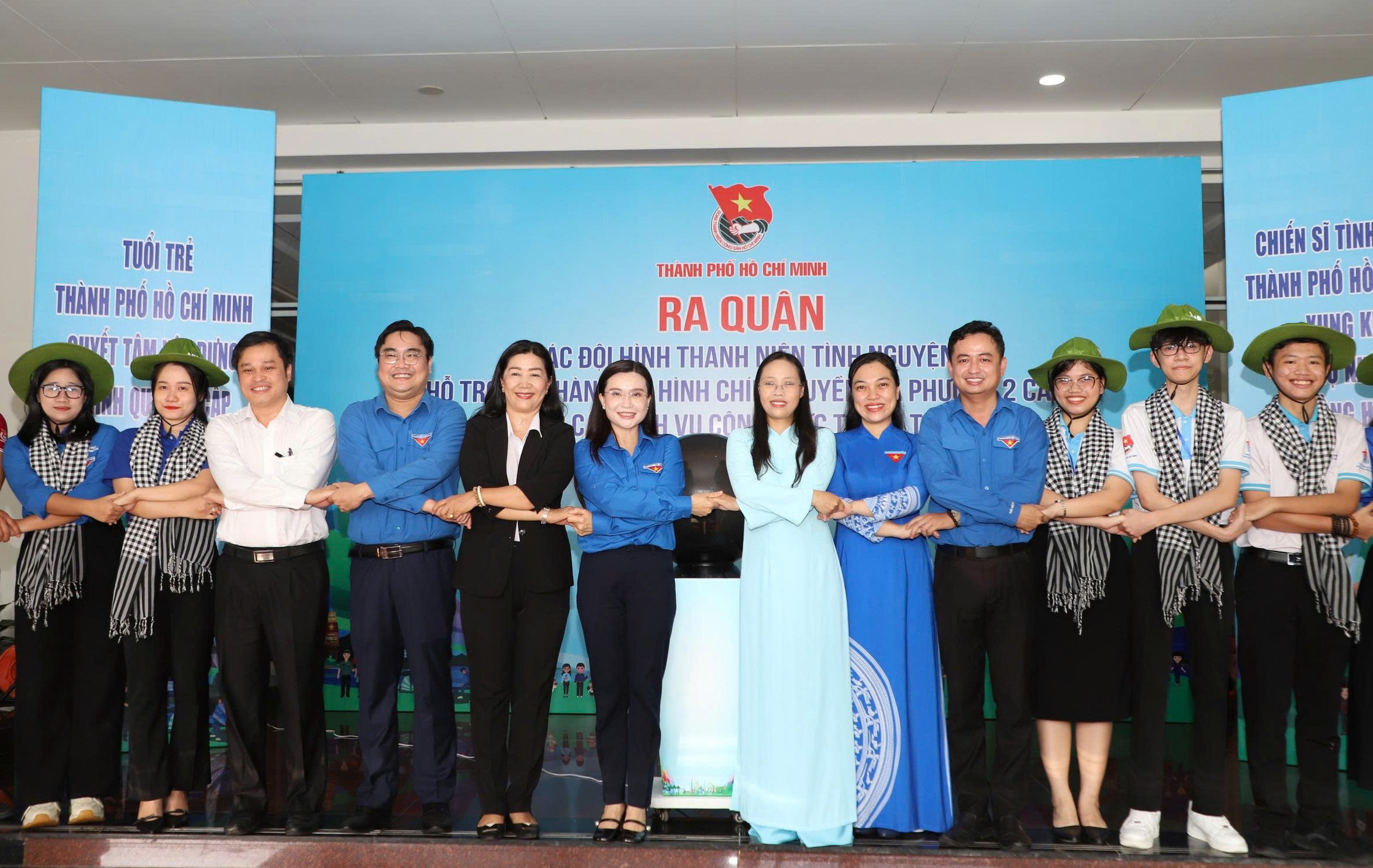 ‘Trực chiến’ 168 trung tâm hành chính công hỗ trợ vận hành chính quyền 2 cấp - Ảnh 6.