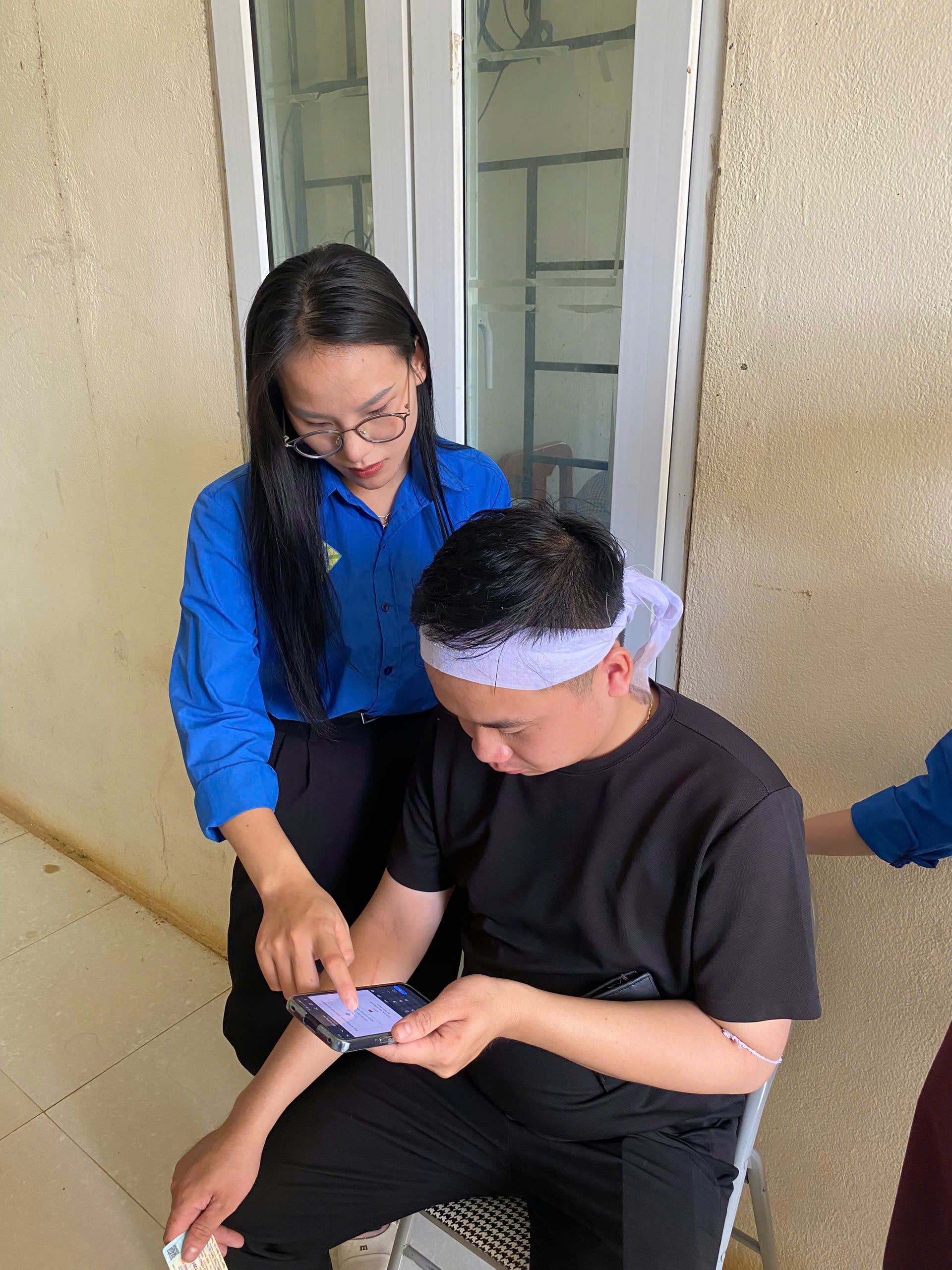 Áo xanh tình nguyện hỗ trợ người dân sử dụng dịch vụ công trực tuyến tại thanh hóa - Ảnh 8. Áo xanh tình nguyện hỗ trợ người dân sử dụng dịch vụ công trực tuyến tại thanh hóa - Ảnh 8.