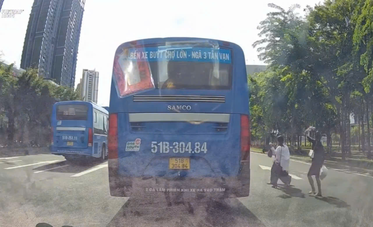 TP.HCM: Xe buýt dừng giữa đường đón khách vô cùng nguy hiểm - Ảnh 1.