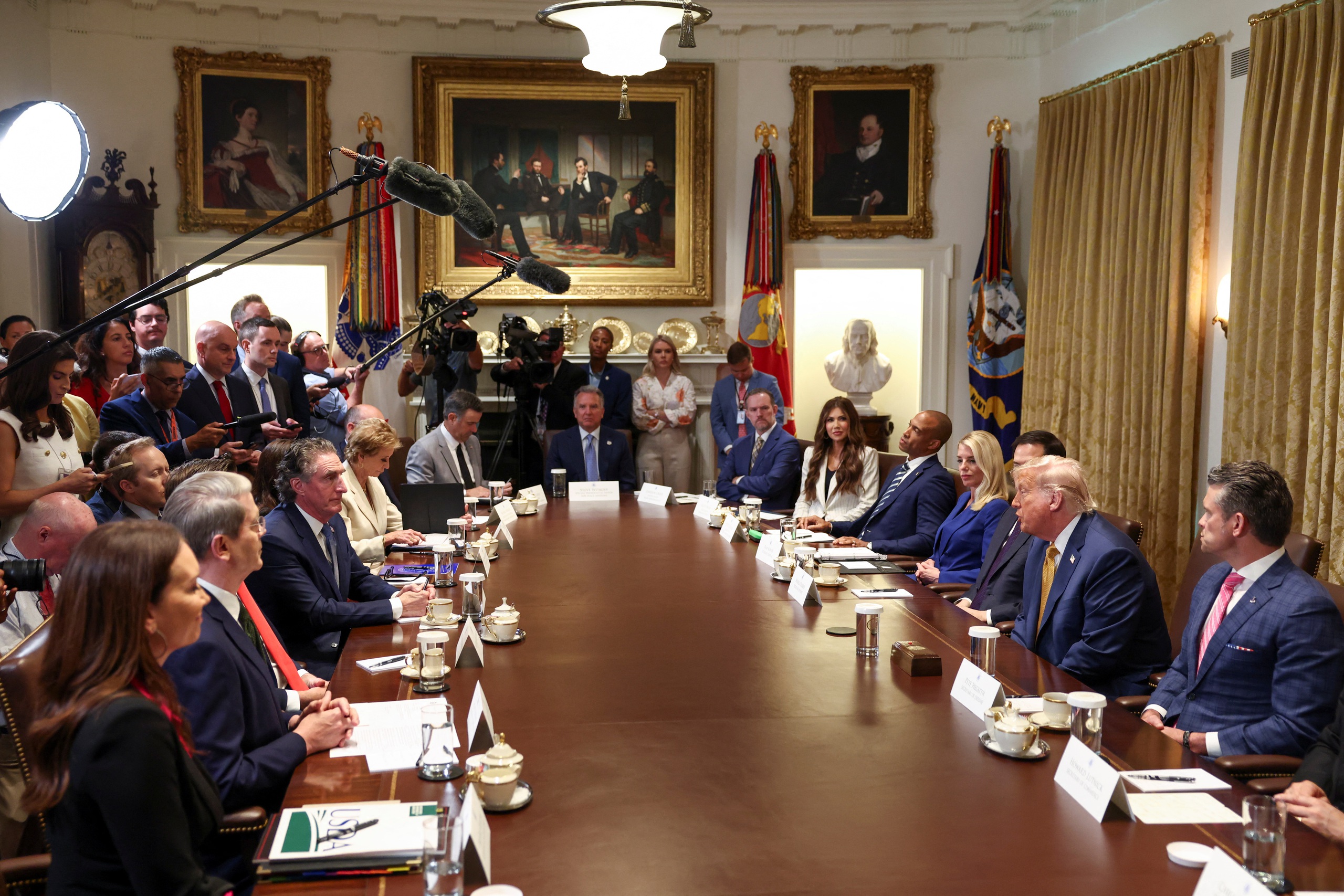 Ông Trump áp thuế 50% lên đồng nhập khẩu, cảnh báo tăng thuế 200% cho dược phẩm - Ảnh 1.