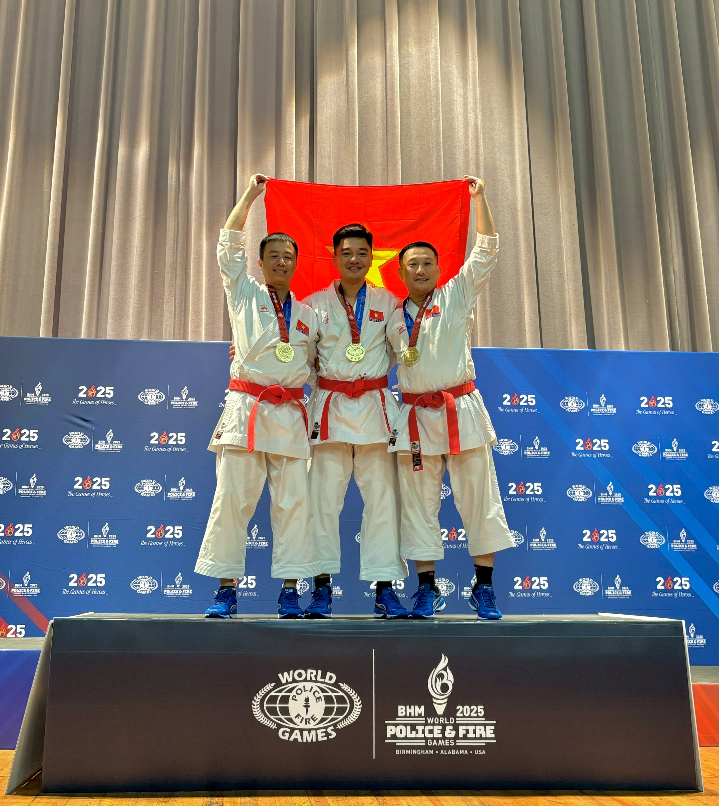 T&T Group premia a la delegación deportiva de CAND, el tirador Trinh Thu Vinh deja una impresión - Foto 2. T&T Group thưởng cho đoàn thể thao CAND, xạ thủ Trịnh Thu Vinh tạo ấn tượng- Ảnh 2.