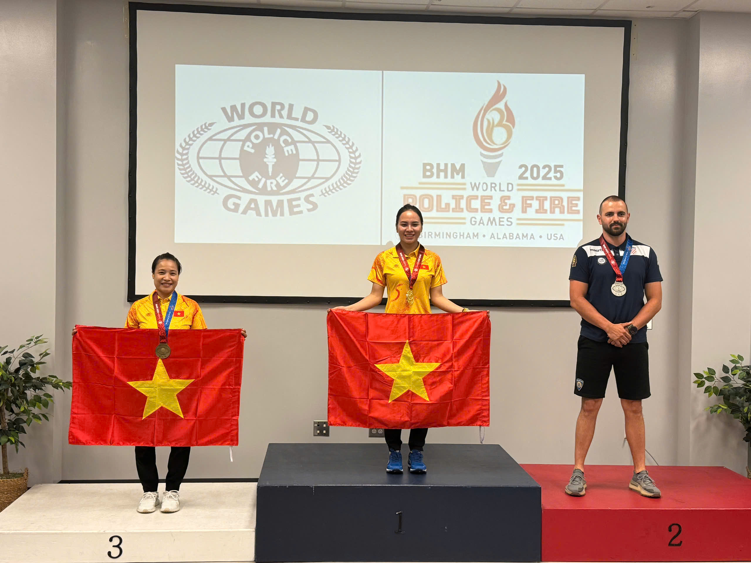 T&T Group premia a la delegación deportiva de CAND, el tirador Trinh Thu Vinh deja una impresión - Foto 4. T&T Group thưởng cho đoàn thể thao CAND, xạ thủ Trịnh Thu Vinh tạo ấn tượng- Ảnh 4.