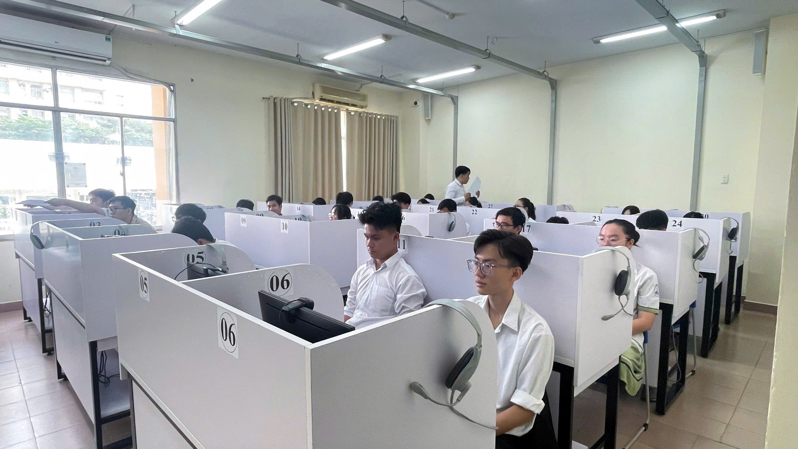 Điều kiện thực hiện thi tốt nghiệp THPT trên máy tính từ năm 2027  - Ảnh 1.