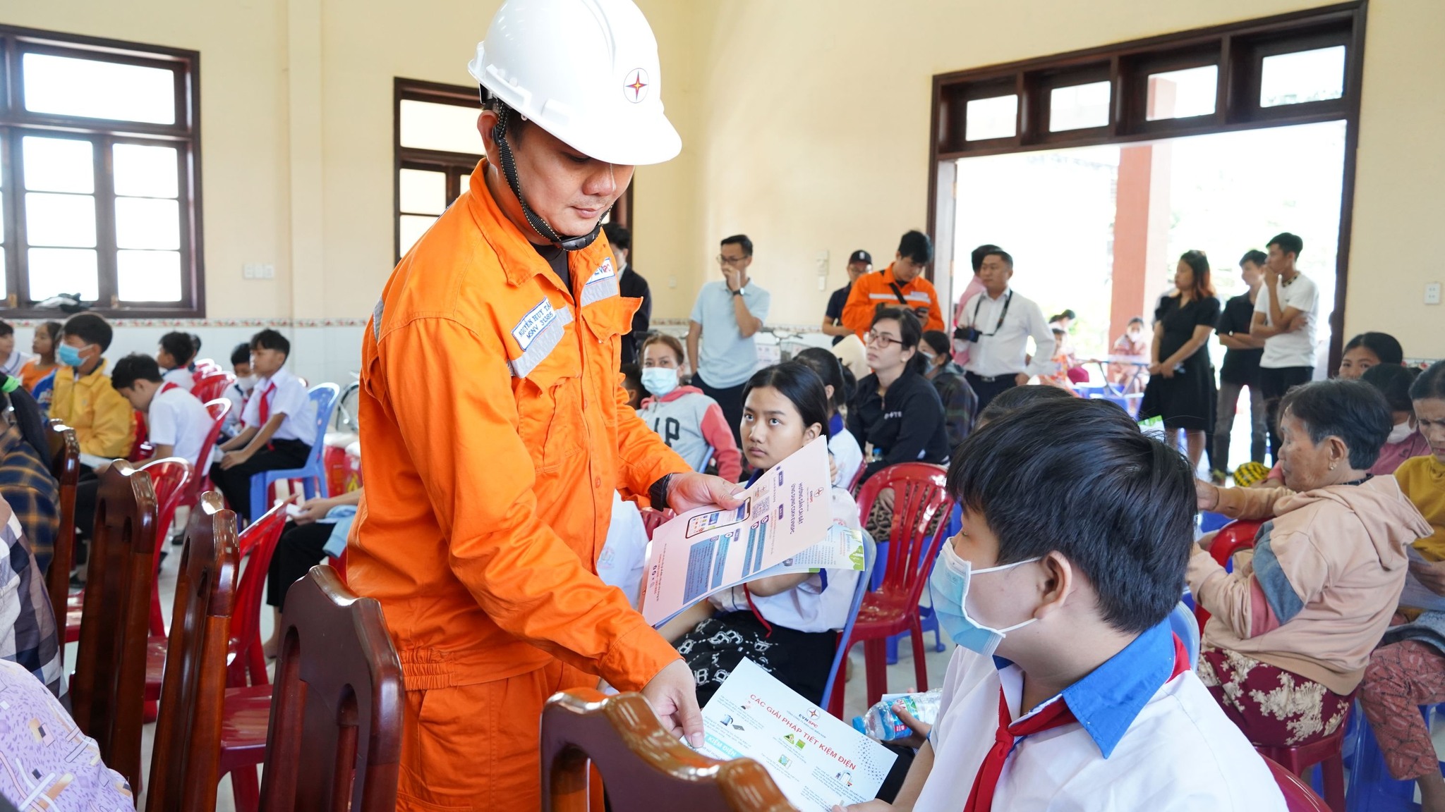 Ngành điện miền Nam chia sẻ 'bí kíp' tiết kiệm điện hiệu quả- Ảnh 2. Ngành điện miền Nam chia sẻ 'bí kíp' tiết kiệm điện hiệu quả- Ảnh 2.