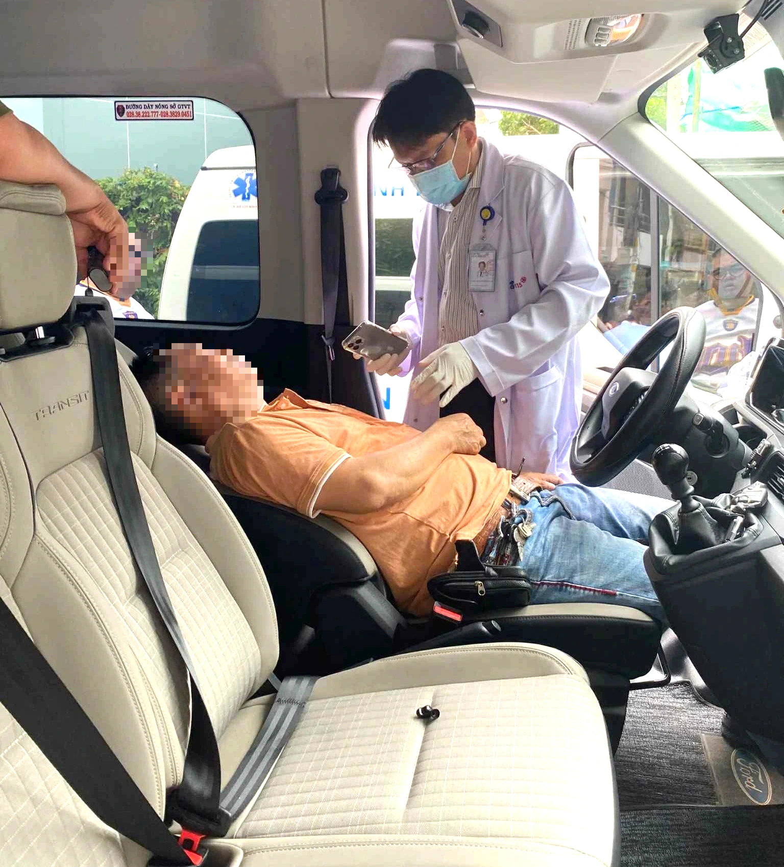 Nam tài xế trẻ đột quỵ tại ghế lái sau khi vừa trả khách - Ảnh 1.