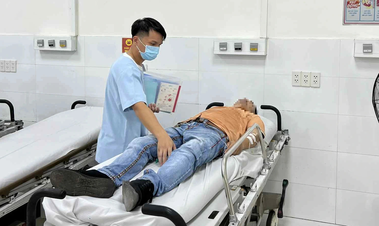 Nam tài xế trẻ đột quỵ tại ghế lái sau khi vừa trả khách - Ảnh 3.
