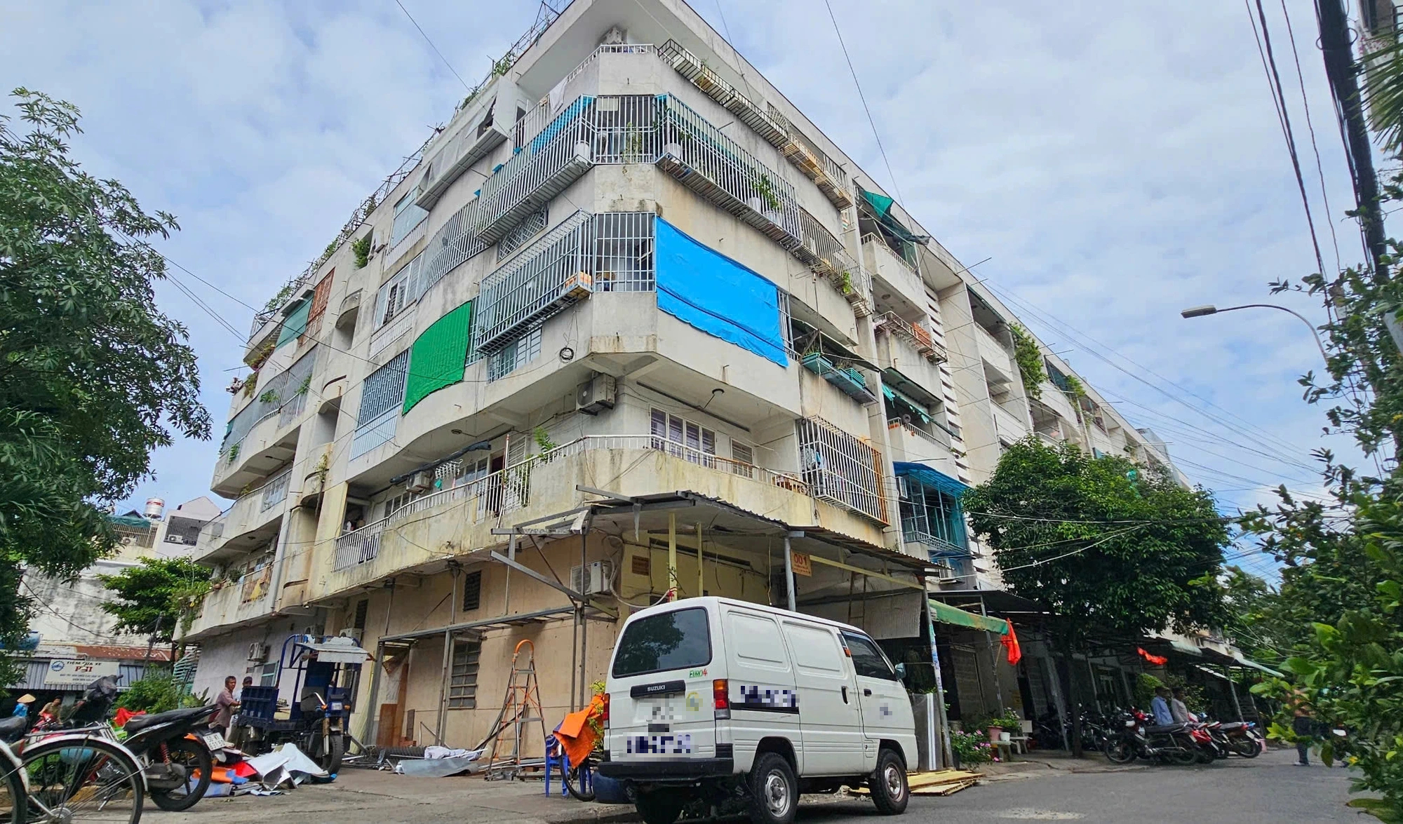 Tháo dỡ 'chuồng cọp' tại cư xá Độc Lập sau vụ cháy khiến 8 người tử vong- Ảnh 1. Tháo dỡ 'chuồng cọp' tại cư xá Độc Lập sau vụ cháy khiến 8 người tử vong- Ảnh 1.