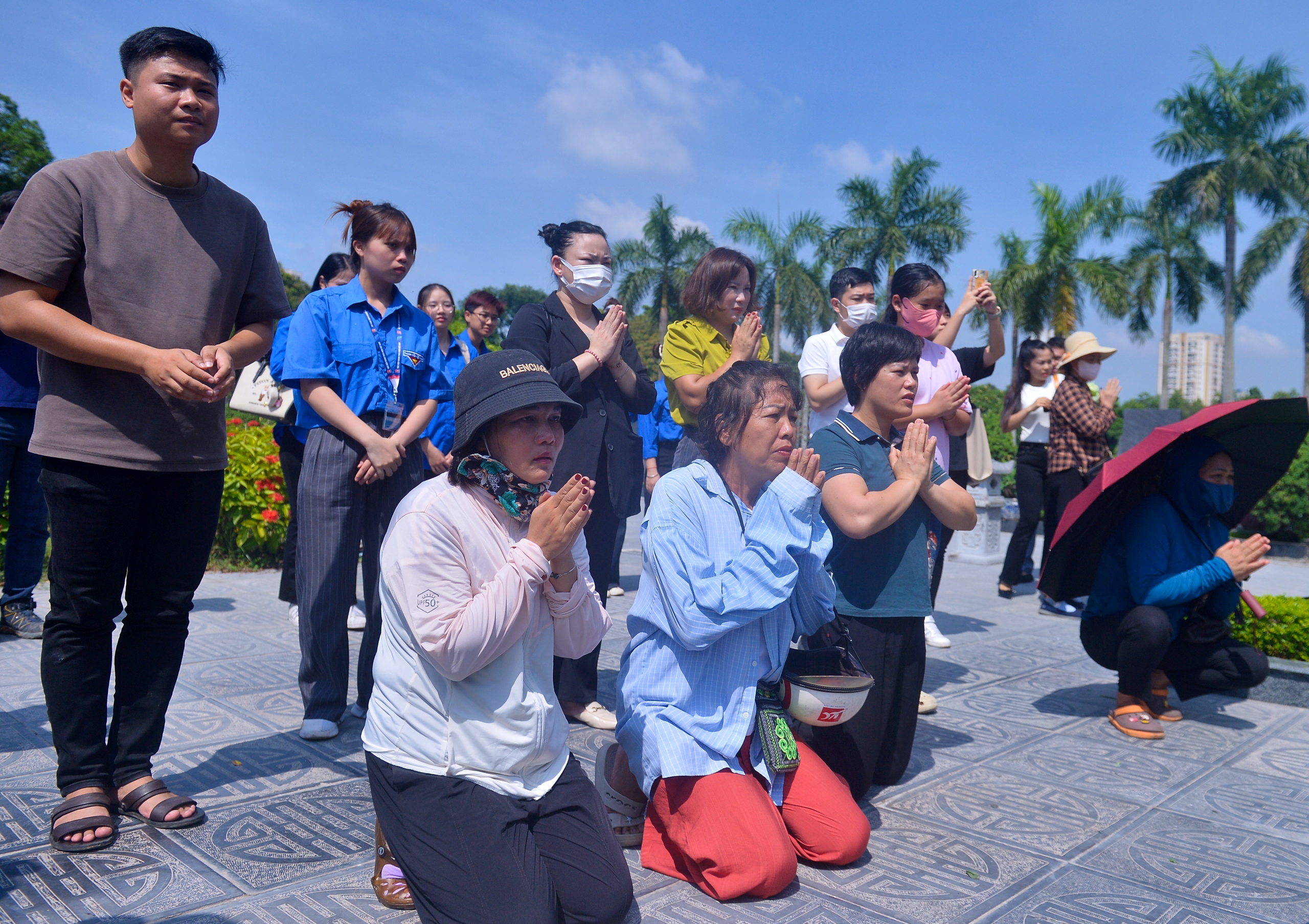 Người dân đội nắng thắp hương, bật khóc tưởng nhớ cố Tổng Bí thư Nguyễn Phú Trọng - Ảnh 3.