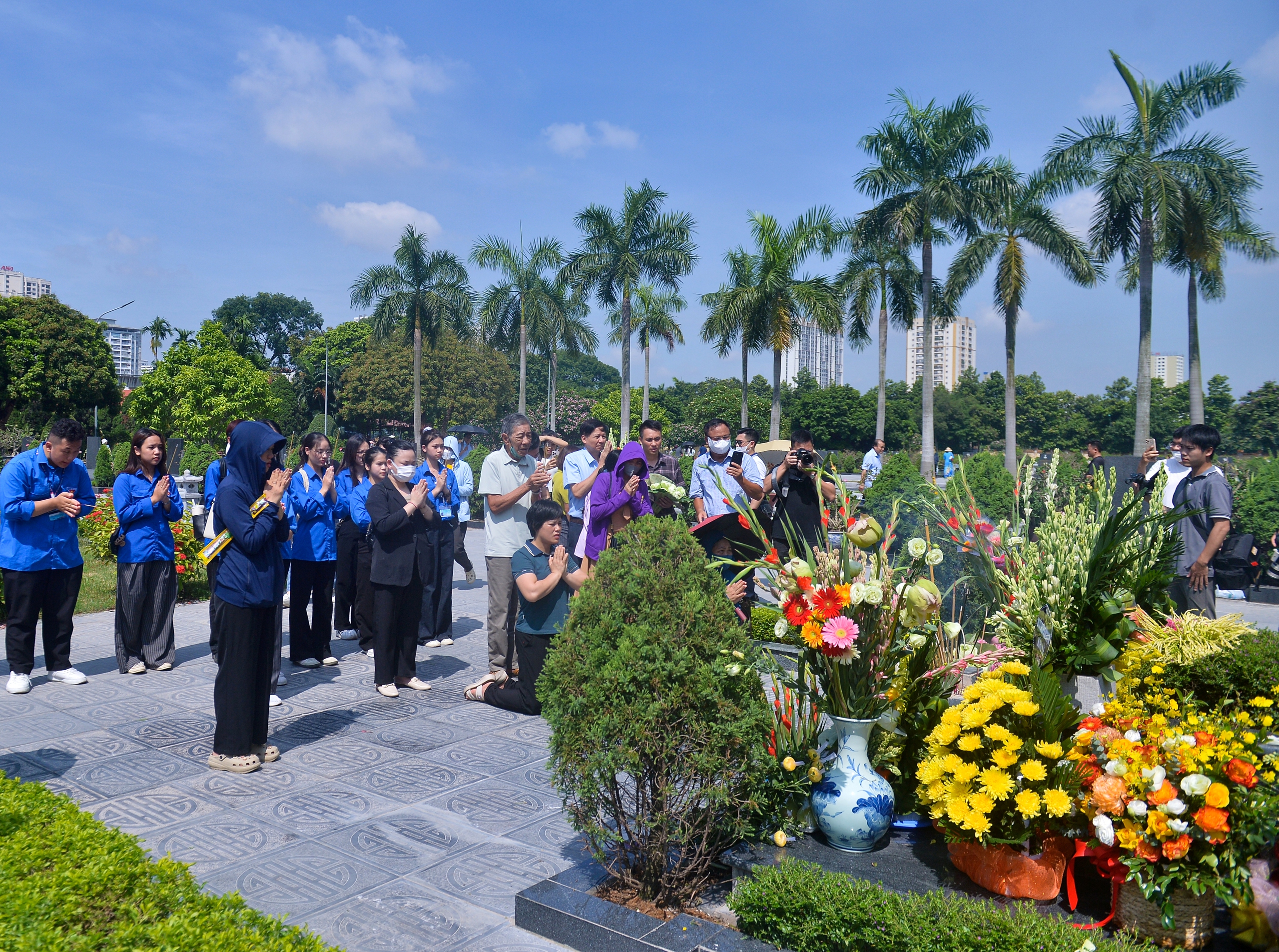 Người dân đội nắng thắp hương tưởng nhớ cố Tổng Bí thư Nguyễn Phú Trọng Người dân đội nắng thắp hương tưởng nhớ cố Tổng Bí thư Nguyễn Phú Trọng