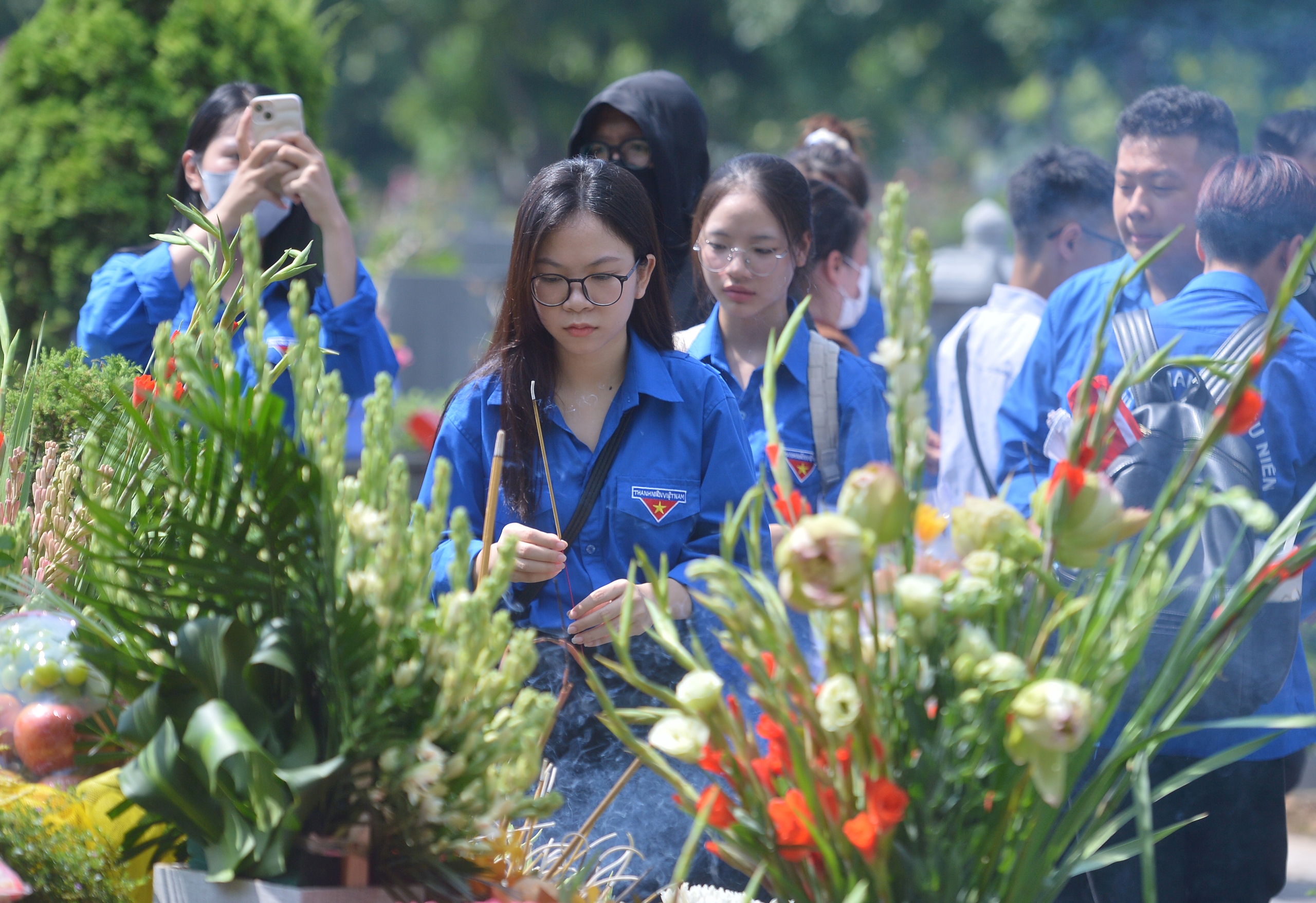 Người dân đội nắng thắp hương, bật khóc tưởng nhớ cố Tổng Bí thư Nguyễn Phú Trọng - Ảnh 10.
